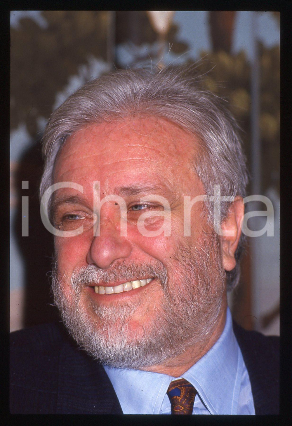 Luciano DE CRESCENZO - COSTUME - 1995 ca 35 mm vintage slide 66 Diapositiva d'epoca, in formato 35 mm.CONDIZIONI: GOODE' severamente vietata la riproduzione. Tutti i diritti sono riservati.ICharta mette in vendita, sul negozio eBay e in esclusiva sul sito "icharta" il proprio archivio composto da numerose diapositive e negativi fotografici d'epoca, tutti originali e autentici, che attraversano la storia del costume italiano tra gli la fine degli anni Sessanta e Novanta.Si tratta di uno sguardo inedito sull'attualità, la politica, la vita quotidiana, il gossip e la cultura, che fotografa il cambiamento della nazione in quest'ultimo scorcio del XX secolo. Un'occasione unica per il mercato del collezionismo, che vede finalmente disponibile un archivio eccezionale per vastità, tematiche e condizioni, in un settore (il negativo fotografico e la diapositiva) di assoluta novità e dalle interessanti prospettive di investimento.  GOOD/buono   originale e autentica 1