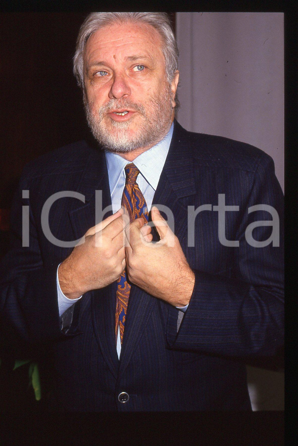 Luciano DE CRESCENZO - COSTUME - 1995 ca 35 mm vintage slide 67 Diapositiva d'epoca, in formato 35 mm.CONDIZIONI: GOODE' severamente vietata la riproduzione. Tutti i diritti sono riservati.ICharta mette in vendita, sul negozio eBay e in esclusiva sul sito "icharta" il proprio archivio composto da numerose diapositive e negativi fotografici d'epoca, tutti originali e autentici, che attraversano la storia del costume italiano tra gli la fine degli anni Sessanta e Novanta.Si tratta di uno sguardo inedito sull'attualità, la politica, la vita quotidiana, il gossip e la cultura, che fotografa il cambiamento della nazione in quest'ultimo scorcio del XX secolo. Un'occasione unica per il mercato del collezionismo, che vede finalmente disponibile un archivio eccezionale per vastità, tematiche e condizioni, in un settore (il negativo fotografico e la diapositiva) di assoluta novità e dalle interessanti prospettive di investimento.  GOOD/buono   originale e autentica 1