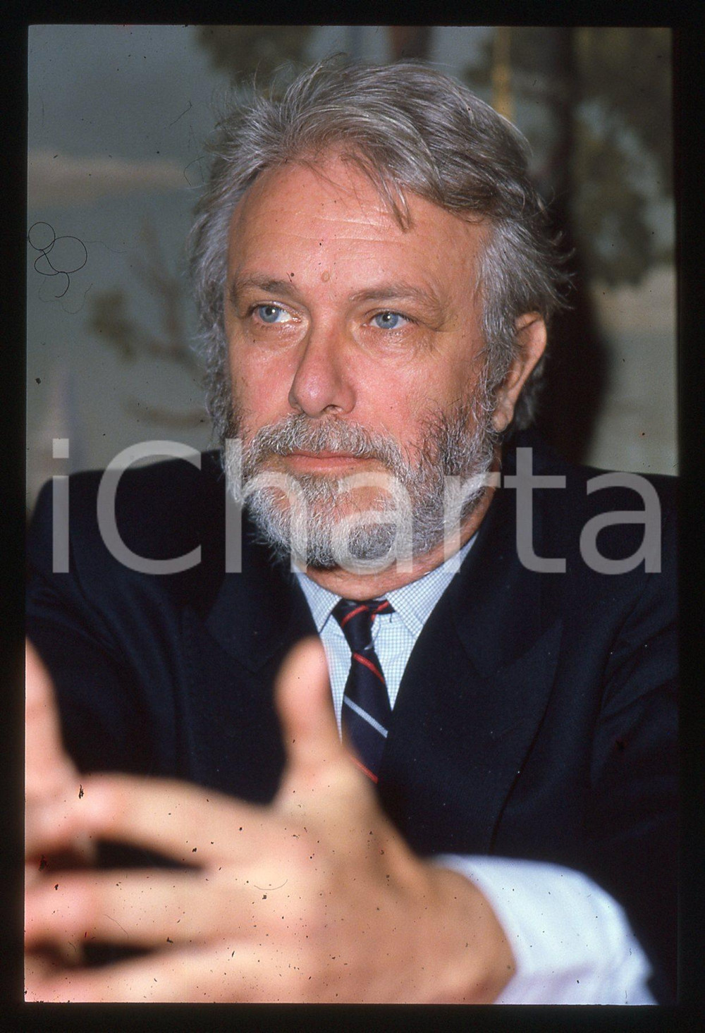 Luciano DE CRESCENZO - COSTUME - 1995 ca 35 mm vintage slide 68 Diapositiva d'epoca, in formato 35 mm.CONDIZIONI: GOODE' severamente vietata la riproduzione. Tutti i diritti sono riservati.ICharta mette in vendita, sul negozio eBay e in esclusiva sul sito "icharta" il proprio archivio composto da numerose diapositive e negativi fotografici d'epoca, tutti originali e autentici, che attraversano la storia del costume italiano tra gli la fine degli anni Sessanta e Novanta.Si tratta di uno sguardo inedito sull'attualità, la politica, la vita quotidiana, il gossip e la cultura, che fotografa il cambiamento della nazione in quest'ultimo scorcio del XX secolo. Un'occasione unica per il mercato del collezionismo, che vede finalmente disponibile un archivio eccezionale per vastità, tematiche e condizioni, in un settore (il negativo fotografico e la diapositiva) di assoluta novità e dalle interessanti prospettive di investimento.  GOOD/buono   originale e autentica 1