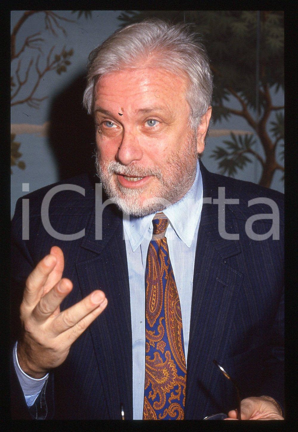 Luciano DE CRESCENZO - COSTUME - 1995 ca 35 mm vintage slide 69 Diapositiva d'epoca, in formato 35 mm.CONDIZIONI: GOODE' severamente vietata la riproduzione. Tutti i diritti sono riservati.ICharta mette in vendita, sul negozio eBay e in esclusiva sul sito "icharta" il proprio archivio composto da numerose diapositive e negativi fotografici d'epoca, tutti originali e autentici, che attraversano la storia del costume italiano tra gli la fine degli anni Sessanta e Novanta.Si tratta di uno sguardo inedito sull'attualità, la politica, la vita quotidiana, il gossip e la cultura, che fotografa il cambiamento della nazione in quest'ultimo scorcio del XX secolo. Un'occasione unica per il mercato del collezionismo, che vede finalmente disponibile un archivio eccezionale per vastità, tematiche e condizioni, in un settore (il negativo fotografico e la diapositiva) di assoluta novità e dalle interessanti prospettive di investimento.  GOOD/buono   originale e autentica 1