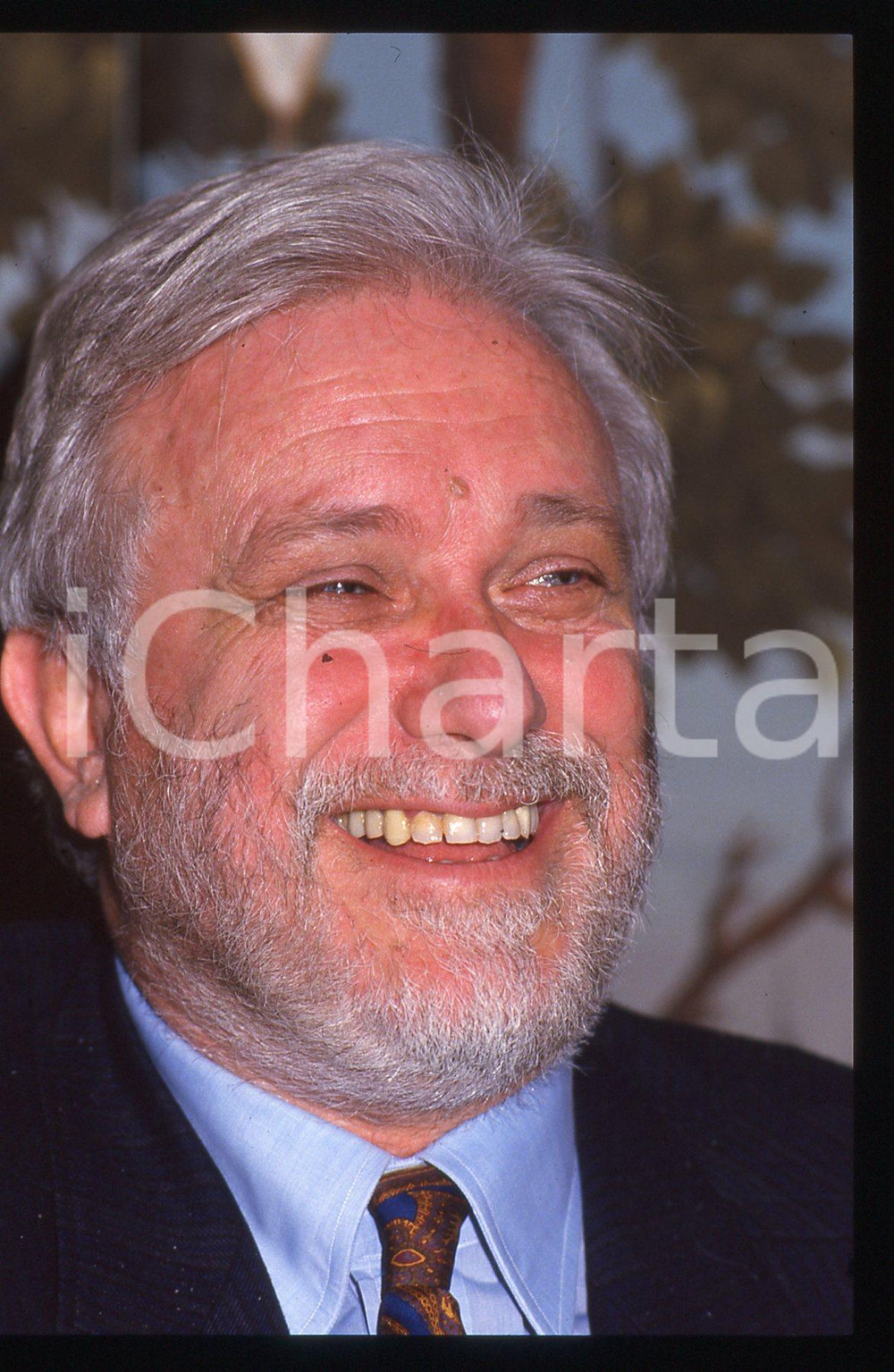 Luciano DE CRESCENZO - COSTUME - 1995 ca 35 mm vintage slide 70 Diapositiva d'epoca, in formato 35 mm.CONDIZIONI: GOODE' severamente vietata la riproduzione. Tutti i diritti sono riservati.ICharta mette in vendita, sul negozio eBay e in esclusiva sul sito "icharta" il proprio archivio composto da numerose diapositive e negativi fotografici d'epoca, tutti originali e autentici, che attraversano la storia del costume italiano tra gli la fine degli anni Sessanta e Novanta.Si tratta di uno sguardo inedito sull'attualità, la politica, la vita quotidiana, il gossip e la cultura, che fotografa il cambiamento della nazione in quest'ultimo scorcio del XX secolo. Un'occasione unica per il mercato del collezionismo, che vede finalmente disponibile un archivio eccezionale per vastità, tematiche e condizioni, in un settore (il negativo fotografico e la diapositiva) di assoluta novità e dalle interessanti prospettive di investimento.  GOOD/buono   originale e autentica 1