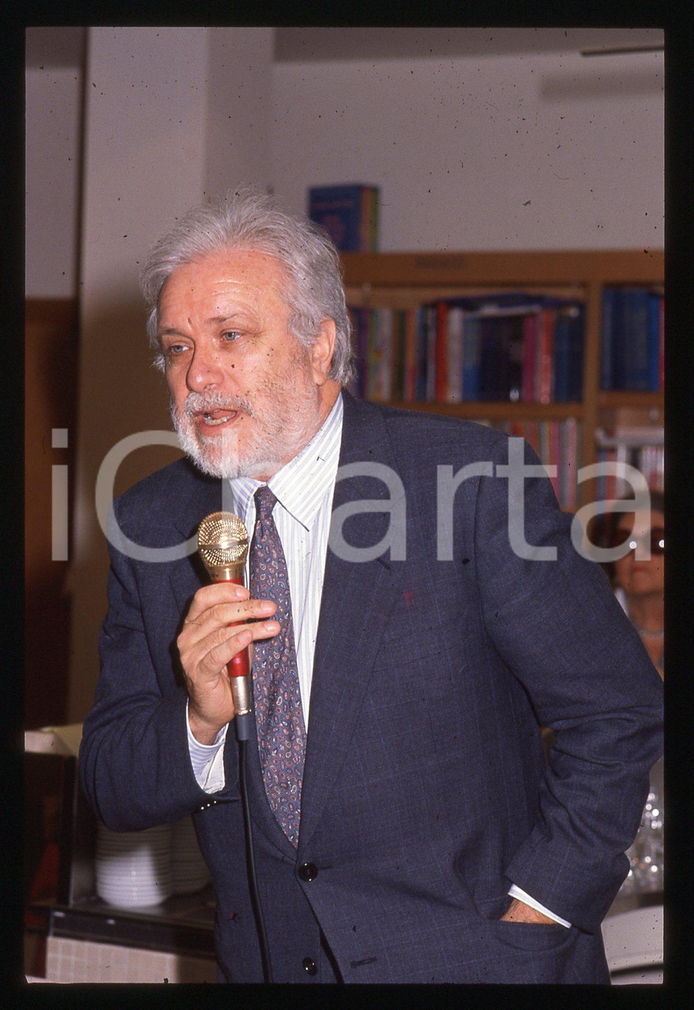 Luciano DE CRESCENZO - COSTUME - 1995 ca 35 mm vintage slide 71 Diapositiva d'epoca, in formato 35 mm.CONDIZIONI: GOODE' severamente vietata la riproduzione. Tutti i diritti sono riservati.ICharta mette in vendita, sul negozio eBay e in esclusiva sul sito "icharta" il proprio archivio composto da numerose diapositive e negativi fotografici d'epoca, tutti originali e autentici, che attraversano la storia del costume italiano tra gli la fine degli anni Sessanta e Novanta.Si tratta di uno sguardo inedito sull'attualità, la politica, la vita quotidiana, il gossip e la cultura, che fotografa il cambiamento della nazione in quest'ultimo scorcio del XX secolo. Un'occasione unica per il mercato del collezionismo, che vede finalmente disponibile un archivio eccezionale per vastità, tematiche e condizioni, in un settore (il negativo fotografico e la diapositiva) di assoluta novità e dalle interessanti prospettive di investimento.  GOOD/buono   originale e autentica 1