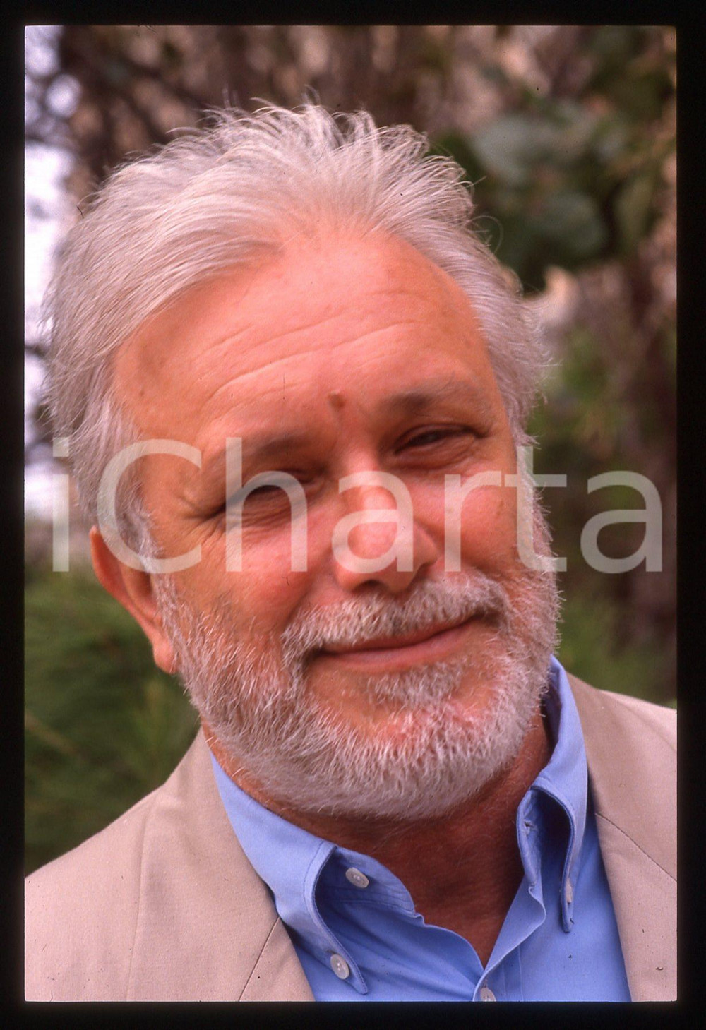 Luciano DE CRESCENZO - FESTIVAL CINEMA VENEZIA - 1990 ca 35 mm vintage slide 44 Diapositiva d'epoca, in formato 35 mm.CONDIZIONI: GOODE' severamente vietata la riproduzione. Tutti i diritti sono riservati. ICharta mette in vendita, sul negozio eBay e in esclusiva sul sito "icharta" il proprio archivio composto da numerose diapositive e negativi fotografici d'epoca, tutti originali e autentici, che attraversano la storia del costume italiano tra gli la fine degli anni Sessanta e Novanta.Si tratta di uno sguardo inedito sull'attualità, la politica, la vita quotidiana, il gossip e la cultura, che fotografa il cambiamento della nazione in quest'ultimo scorcio del XX secolo. Un'occasione unica per il mercato del collezionismo, che vede finalmente disponibile un archivio eccezionale per vastità, tematiche e condizioni, in un settore (il negativo fotografico e la diapositiva) di assoluta novità e dalle interessanti prospettive di investimento.  GOOD/buono   originale e autentica 1