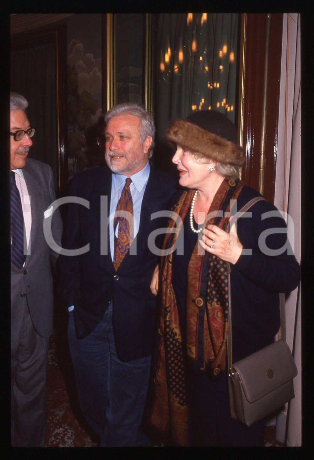 Luciano DE CRESCENZO e Caterina BORATTO - 1995 ca 35 mm vintage slide 4 Diapositiva d'epoca, in formato 35 mm.CONDIZIONI: GOODE' severamente vietata la riproduzione. Tutti i diritti sono riservati.ICharta mette in vendita, sul negozio eBay e in esclusiva sul sito "icharta" il proprio archivio composto da numerose diapositive e negativi fotografici d'epoca, tutti originali e autentici, che attraversano la storia del costume italiano tra gli la fine degli anni Sessanta e Novanta.Si tratta di uno sguardo inedito sull'attualità, la politica, la vita quotidiana, il gossip e la cultura, che fotografa il cambiamento della nazione in quest'ultimo scorcio del XX secolo. Un'occasione unica per il mercato del collezionismo, che vede finalmente disponibile un archivio eccezionale per vastità, tematiche e condizioni, in un settore (il negativo fotografico e la diapositiva) di assoluta novità e dalle interessanti prospettive di investimento.  GOOD/buono   originale e autentica 1