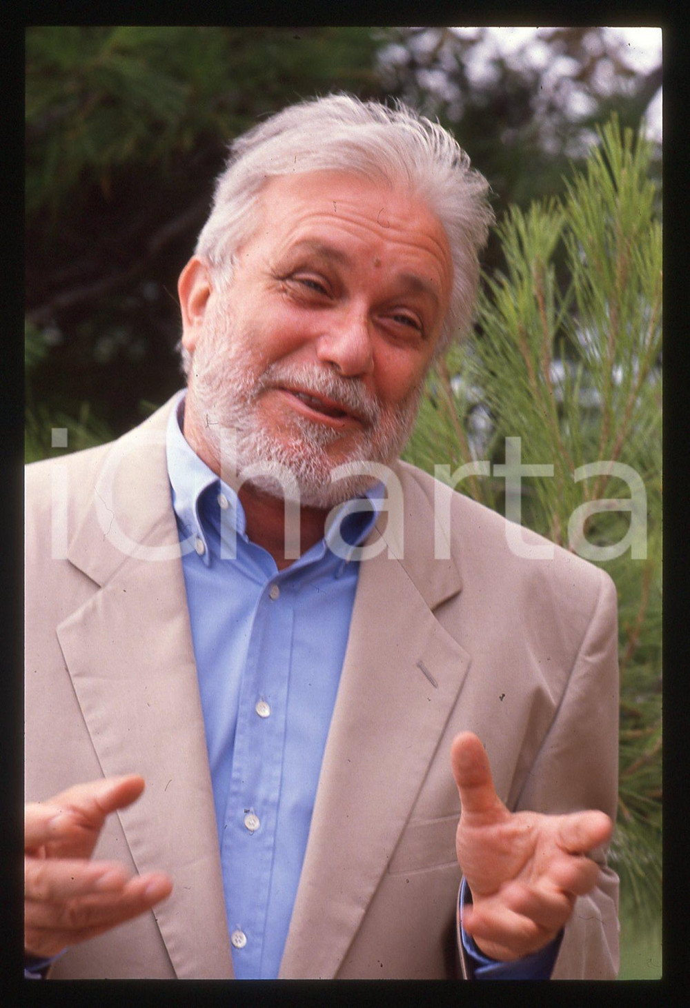 Luciano DE CRESCENZO - FESTIVAL CINEMA VENEZIA - 1990 ca 35 mm vintage slide 45 Diapositiva d'epoca, in formato 35 mm.CONDIZIONI: GOODE' severamente vietata la riproduzione. Tutti i diritti sono riservati.ICharta mette in vendita, sul negozio eBay e in esclusiva sul sito "icharta" il proprio archivio composto da numerose diapositive e negativi fotografici d'epoca, tutti originali e autentici, che attraversano la storia del costume italiano tra gli la fine degli anni Sessanta e Novanta.Si tratta di uno sguardo inedito sull'attualità, la politica, la vita quotidiana, il gossip e la cultura, che fotografa il cambiamento della nazione in quest'ultimo scorcio del XX secolo. Un'occasione unica per il mercato del collezionismo, che vede finalmente disponibile un archivio eccezionale per vastità, tematiche e condizioni, in un settore (il negativo fotografico e la diapositiva) di assoluta novità e dalle interessanti prospettive di investimento.  GOOD/buono   originale e autentica 1