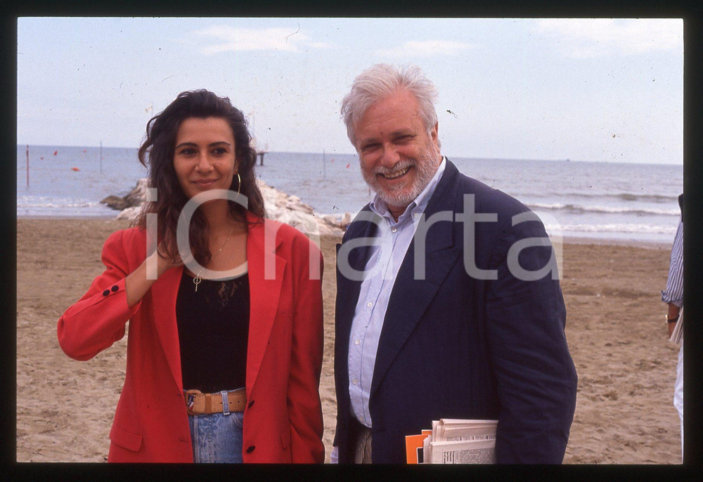 Luciano DE CRESCENZO - FESTIVAL CINEMA VENEZIA - 1990 ca 35 mm vintage slide 46 Diapositiva d'epoca, in formato 35 mm.CONDIZIONI: GOODE' severamente vietata la riproduzione. Tutti i diritti sono riservati.ICharta mette in vendita, sul negozio eBay e in esclusiva sul sito "icharta" il proprio archivio composto da numerose diapositive e negativi fotografici d'epoca, tutti originali e autentici, che attraversano la storia del costume italiano tra gli la fine degli anni Sessanta e Novanta.Si tratta di uno sguardo inedito sull'attualità, la politica, la vita quotidiana, il gossip e la cultura, che fotografa il cambiamento della nazione in quest'ultimo scorcio del XX secolo. Un'occasione unica per il mercato del collezionismo, che vede finalmente disponibile un archivio eccezionale per vastità, tematiche e condizioni, in un settore (il negativo fotografico e la diapositiva) di assoluta novità e dalle interessanti prospettive di investimento.  GOOD/buono   originale e autentica 1