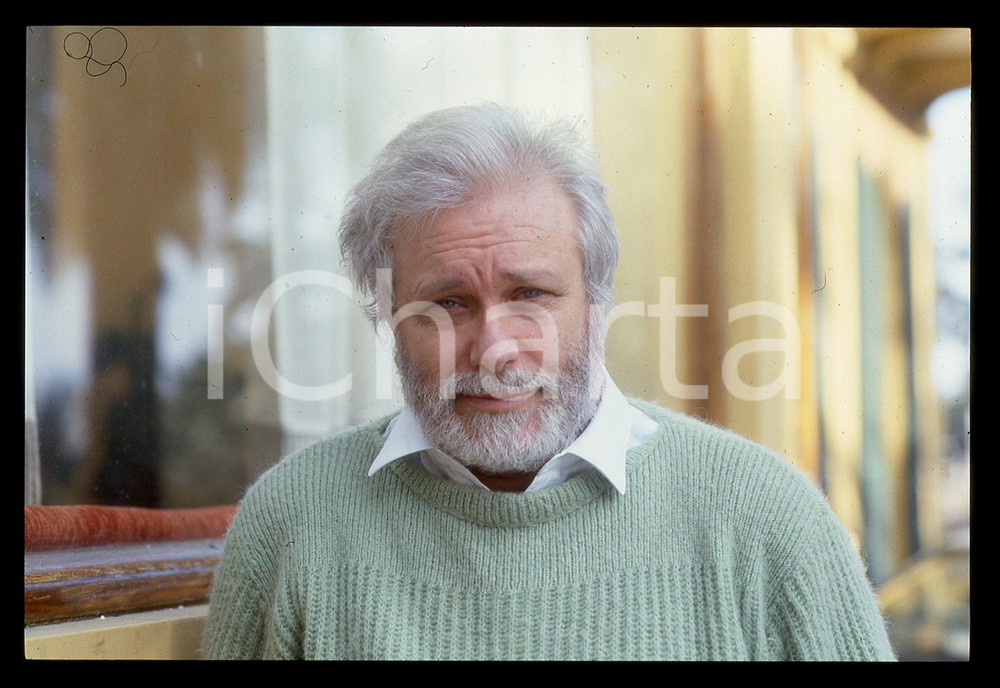 Luciano DE CRESCENZO - FESTIVAL CINEMA VENEZIA - 1990 ca 35 mm vintage slide 47 Diapositiva d'epoca, in formato 35 mm.CONDIZIONI: GOODE' severamente vietata la riproduzione. Tutti i diritti sono riservati.ICharta mette in vendita, sul negozio eBay e in esclusiva sul sito "icharta" il proprio archivio composto da numerose diapositive e negativi fotografici d'epoca, tutti originali e autentici, che attraversano la storia del costume italiano tra gli la fine degli anni Sessanta e Novanta.Si tratta di uno sguardo inedito sull'attualità, la politica, la vita quotidiana, il gossip e la cultura, che fotografa il cambiamento della nazione in quest'ultimo scorcio del XX secolo. Un'occasione unica per il mercato del collezionismo, che vede finalmente disponibile un archivio eccezionale per vastità, tematiche e condizioni, in un settore (il negativo fotografico e la diapositiva) di assoluta novità e dalle interessanti prospettive di investimento.  GOOD/buono   originale e autentica 1