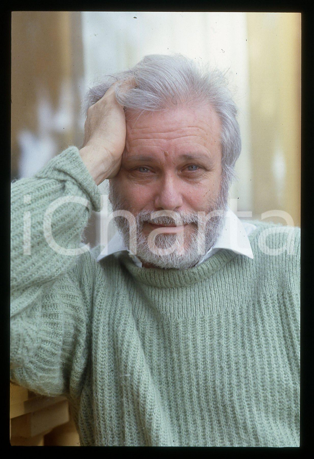 Luciano DE CRESCENZO - FESTIVAL CINEMA VENEZIA - 1990 ca 35 mm vintage slide 48 Diapositiva d'epoca, in formato 35 mm.CONDIZIONI: GOODE' severamente vietata la riproduzione. Tutti i diritti sono riservati.ICharta mette in vendita, sul negozio eBay e in esclusiva sul sito "icharta" il proprio archivio composto da numerose diapositive e negativi fotografici d'epoca, tutti originali e autentici, che attraversano la storia del costume italiano tra gli la fine degli anni Sessanta e Novanta.Si tratta di uno sguardo inedito sull'attualità, la politica, la vita quotidiana, il gossip e la cultura, che fotografa il cambiamento della nazione in quest'ultimo scorcio del XX secolo. Un'occasione unica per il mercato del collezionismo, che vede finalmente disponibile un archivio eccezionale per vastità, tematiche e condizioni, in un settore (il negativo fotografico e la diapositiva) di assoluta novità e dalle interessanti prospettive di investimento.  GOOD/buono   originale e autentica 1