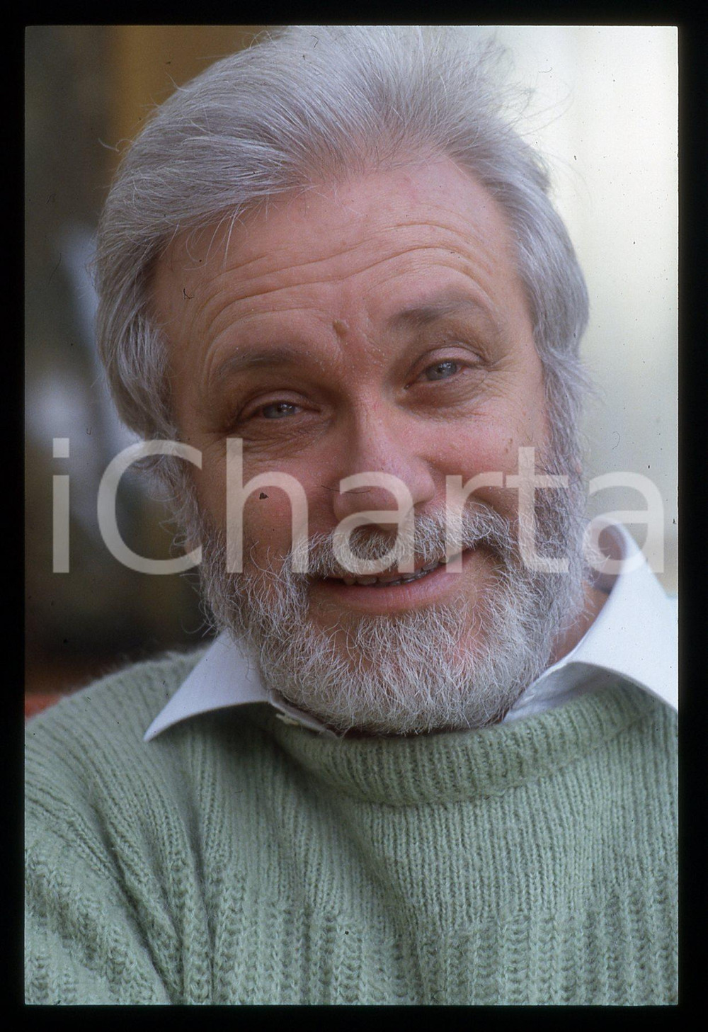 Luciano DE CRESCENZO - FESTIVAL CINEMA VENEZIA - 1990 ca 35 mm vintage slide 49 Diapositiva d'epoca, in formato 35 mm.CONDIZIONI: GOODE' severamente vietata la riproduzione. Tutti i diritti sono riservati.ICharta mette in vendita, sul negozio eBay e in esclusiva sul sito "icharta" il proprio archivio composto da numerose diapositive e negativi fotografici d'epoca, tutti originali e autentici, che attraversano la storia del costume italiano tra gli la fine degli anni Sessanta e Novanta.Si tratta di uno sguardo inedito sull'attualità, la politica, la vita quotidiana, il gossip e la cultura, che fotografa il cambiamento della nazione in quest'ultimo scorcio del XX secolo. Un'occasione unica per il mercato del collezionismo, che vede finalmente disponibile un archivio eccezionale per vastità, tematiche e condizioni, in un settore (il negativo fotografico e la diapositiva) di assoluta novità e dalle interessanti prospettive di investimento.  GOOD/buono   originale e autentica 1