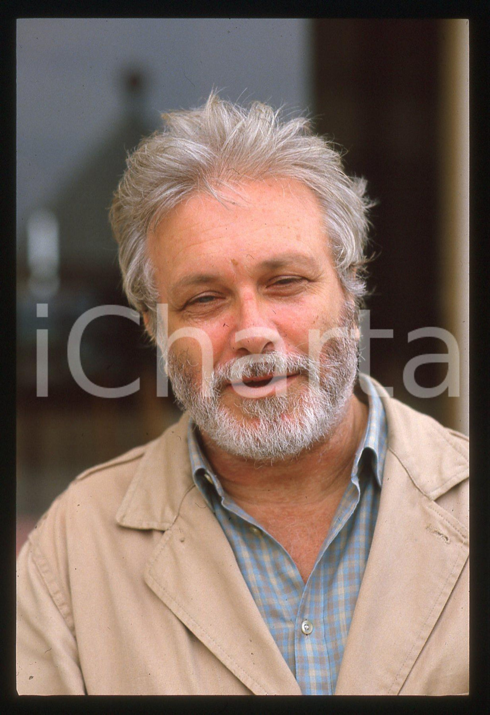 Luciano DE CRESCENZO - FESTIVAL CINEMA VENEZIA - 1990 ca 35 mm vintage slide 50 Diapositiva d'epoca, in formato 35 mm.CONDIZIONI: GOODE' severamente vietata la riproduzione. Tutti i diritti sono riservati.ICharta mette in vendita, sul negozio eBay e in esclusiva sul sito "icharta" il proprio archivio composto da numerose diapositive e negativi fotografici d'epoca, tutti originali e autentici, che attraversano la storia del costume italiano tra gli la fine degli anni Sessanta e Novanta.Si tratta di uno sguardo inedito sull'attualità, la politica, la vita quotidiana, il gossip e la cultura, che fotografa il cambiamento della nazione in quest'ultimo scorcio del XX secolo. Un'occasione unica per il mercato del collezionismo, che vede finalmente disponibile un archivio eccezionale per vastità, tematiche e condizioni, in un settore (il negativo fotografico e la diapositiva) di assoluta novità e dalle interessanti prospettive di investimento.  GOOD/buono   originale e autentica 1