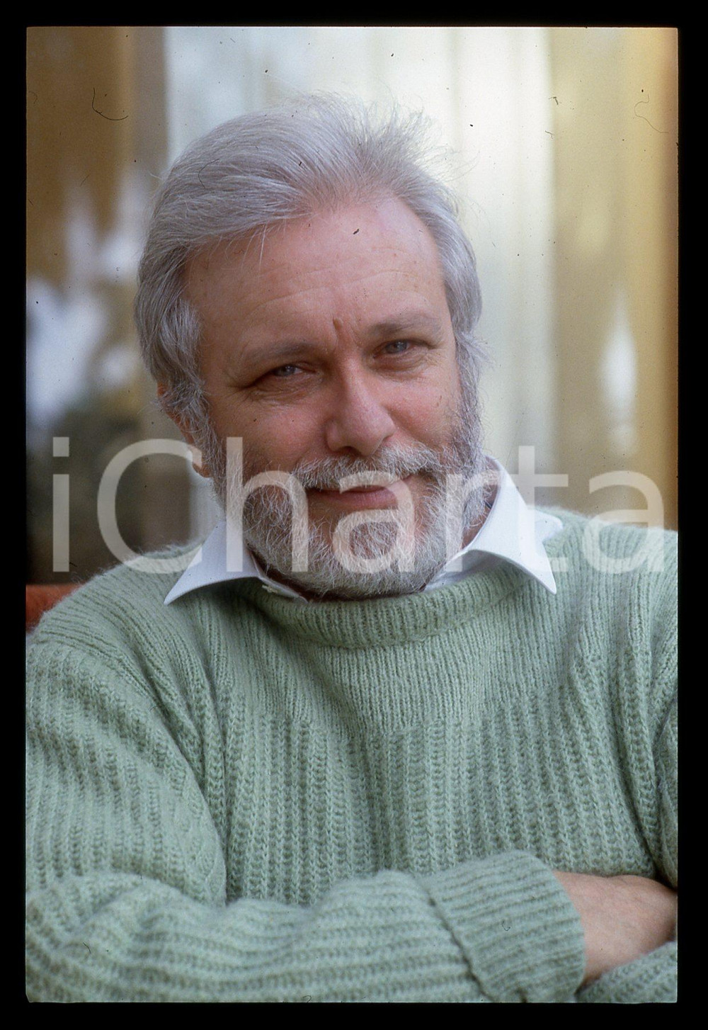 Luciano DE CRESCENZO - FESTIVAL CINEMA VENEZIA - 1990 ca 35 mm vintage slide 51 Diapositiva d'epoca, in formato 35 mm.CONDIZIONI: GOODE' severamente vietata la riproduzione. Tutti i diritti sono riservati.ICharta mette in vendita, sul negozio eBay e in esclusiva sul sito "icharta" il proprio archivio composto da numerose diapositive e negativi fotografici d'epoca, tutti originali e autentici, che attraversano la storia del costume italiano tra gli la fine degli anni Sessanta e Novanta.Si tratta di uno sguardo inedito sull'attualità, la politica, la vita quotidiana, il gossip e la cultura, che fotografa il cambiamento della nazione in quest'ultimo scorcio del XX secolo. Un'occasione unica per il mercato del collezionismo, che vede finalmente disponibile un archivio eccezionale per vastità, tematiche e condizioni, in un settore (il negativo fotografico e la diapositiva) di assoluta novità e dalle interessanti prospettive di investimento.  GOOD/buono   originale e autentica 1