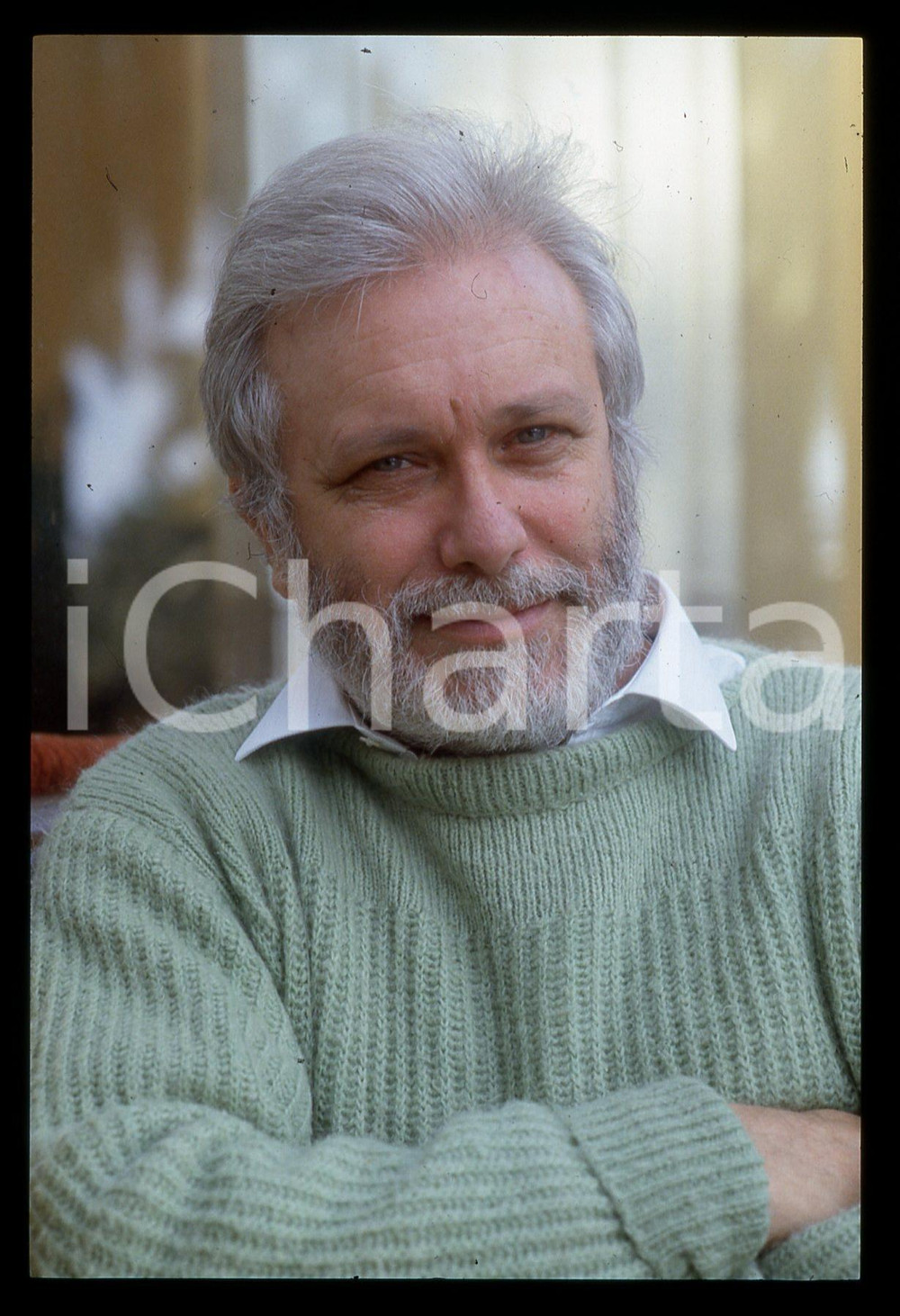 Luciano DE CRESCENZO - FESTIVAL CINEMA VENEZIA - 1990 ca 35 mm vintage slide 52 Diapositiva d'epoca, in formato 35 mm.CONDIZIONI: GOODE' severamente vietata la riproduzione. Tutti i diritti sono riservati.ICharta mette in vendita, sul negozio eBay e in esclusiva sul sito "icharta" il proprio archivio composto da numerose diapositive e negativi fotografici d'epoca, tutti originali e autentici, che attraversano la storia del costume italiano tra gli la fine degli anni Sessanta e Novanta.Si tratta di uno sguardo inedito sull'attualità, la politica, la vita quotidiana, il gossip e la cultura, che fotografa il cambiamento della nazione in quest'ultimo scorcio del XX secolo. Un'occasione unica per il mercato del collezionismo, che vede finalmente disponibile un archivio eccezionale per vastità, tematiche e condizioni, in un settore (il negativo fotografico e la diapositiva) di assoluta novità e dalle interessanti prospettive di investimento.  GOOD/buono   originale e autentica 1