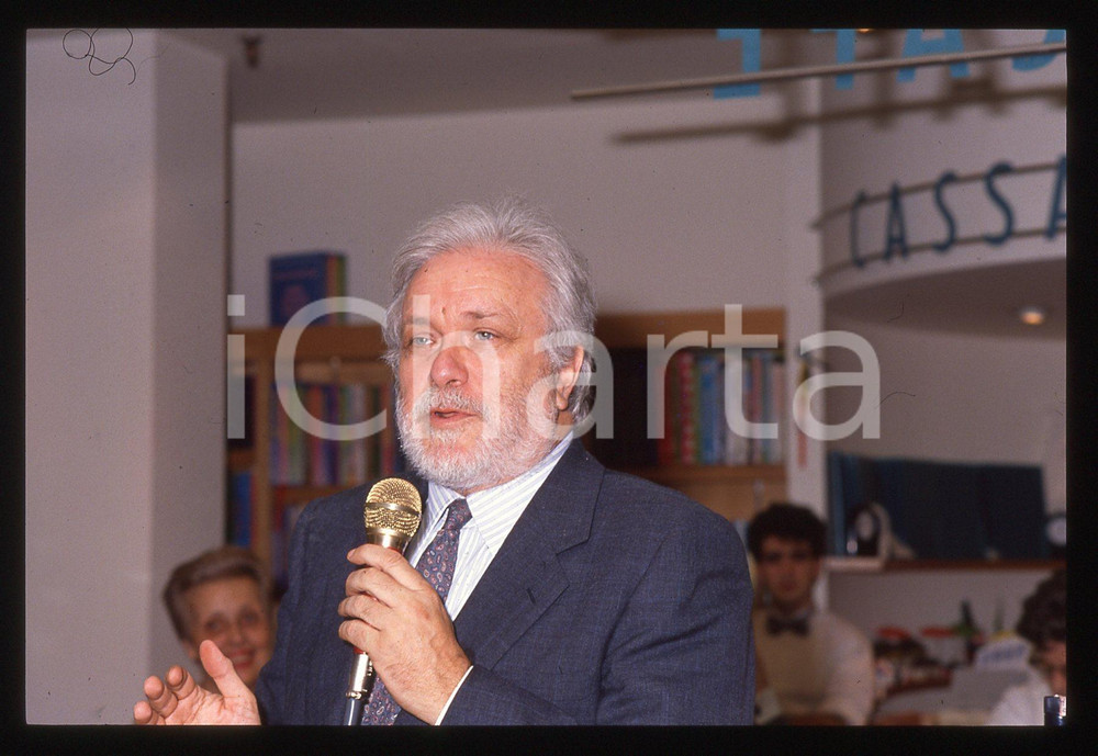 Luciano DE CRESCENZO - COSTUME - 1995 ca 35 mm vintage slide 72 Diapositiva d'epoca, in formato 35 mm.CONDIZIONI: GOODE' severamente vietata la riproduzione. Tutti i diritti sono riservati.ICharta mette in vendita, sul negozio eBay e in esclusiva sul sito "icharta" il proprio archivio composto da numerose diapositive e negativi fotografici d'epoca, tutti originali e autentici, che attraversano la storia del costume italiano tra gli la fine degli anni Sessanta e Novanta.Si tratta di uno sguardo inedito sull'attualità, la politica, la vita quotidiana, il gossip e la cultura, che fotografa il cambiamento della nazione in quest'ultimo scorcio del XX secolo. Un'occasione unica per il mercato del collezionismo, che vede finalmente disponibile un archivio eccezionale per vastità, tematiche e condizioni, in un settore (il negativo fotografico e la diapositiva) di assoluta novità e dalle interessanti prospettive di investimento.  GOOD/buono   originale e autentica 1