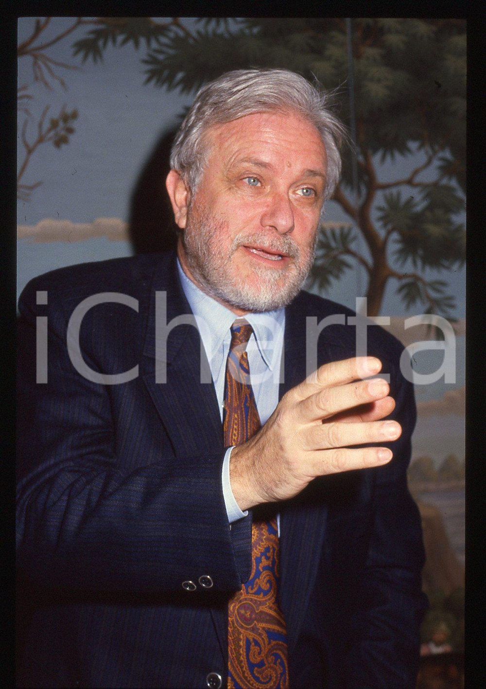 Luciano DE CRESCENZO - COSTUME - 1995 ca 35 mm vintage slide 73 Diapositiva d'epoca, in formato 35 mm.CONDIZIONI: GOODE' severamente vietata la riproduzione. Tutti i diritti sono riservati.ICharta mette in vendita, sul negozio eBay e in esclusiva sul sito "icharta" il proprio archivio composto da numerose diapositive e negativi fotografici d'epoca, tutti originali e autentici, che attraversano la storia del costume italiano tra gli la fine degli anni Sessanta e Novanta.Si tratta di uno sguardo inedito sull'attualità, la politica, la vita quotidiana, il gossip e la cultura, che fotografa il cambiamento della nazione in quest'ultimo scorcio del XX secolo. Un'occasione unica per il mercato del collezionismo, che vede finalmente disponibile un archivio eccezionale per vastità, tematiche e condizioni, in un settore (il negativo fotografico e la diapositiva) di assoluta novità e dalle interessanti prospettive di investimento.  GOOD/buono   originale e autentica 1