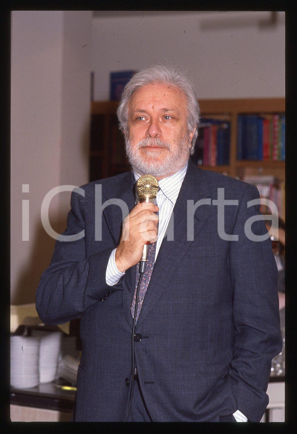 Luciano DE CRESCENZO - COSTUME - 1995 ca 35 mm vintage slide 74 Diapositiva d'epoca, in formato 35 mm.CONDIZIONI: GOODE' severamente vietata la riproduzione. Tutti i diritti sono riservati.ICharta mette in vendita, sul negozio eBay e in esclusiva sul sito "icharta" il proprio archivio composto da numerose diapositive e negativi fotografici d'epoca, tutti originali e autentici, che attraversano la storia del costume italiano tra gli la fine degli anni Sessanta e Novanta.Si tratta di uno sguardo inedito sull'attualità, la politica, la vita quotidiana, il gossip e la cultura, che fotografa il cambiamento della nazione in quest'ultimo scorcio del XX secolo. Un'occasione unica per il mercato del collezionismo, che vede finalmente disponibile un archivio eccezionale per vastità, tematiche e condizioni, in un settore (il negativo fotografico e la diapositiva) di assoluta novità e dalle interessanti prospettive di investimento.  GOOD/buono   originale e autentica 1