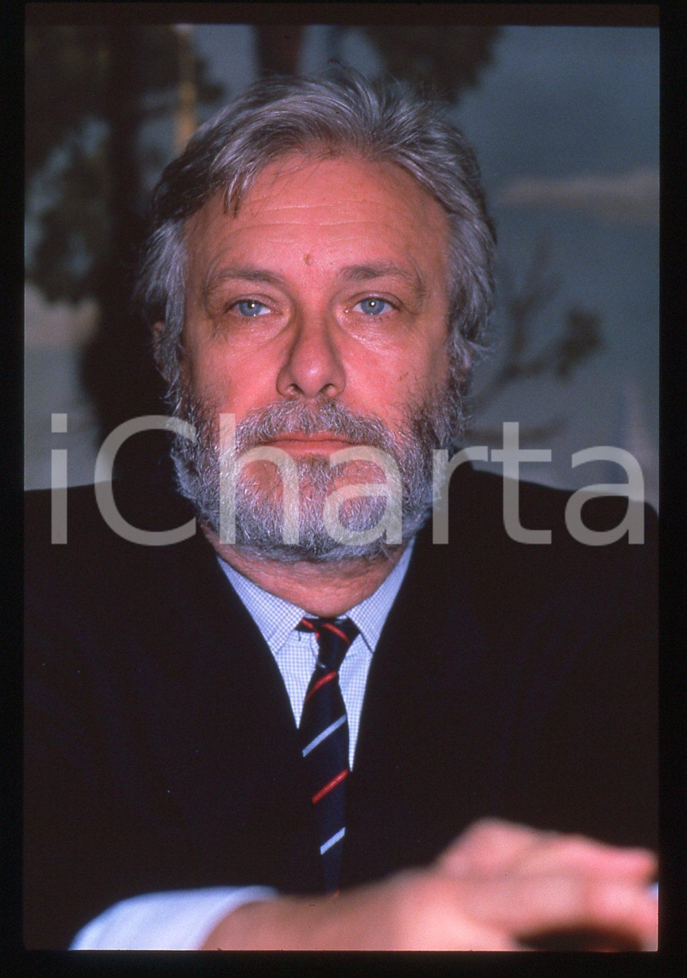 Luciano DE CRESCENZO - COSTUME - 1995 ca 35 mm vintage slide 76 Diapositiva d'epoca, in formato 35 mm.CONDIZIONI: GOODE' severamente vietata la riproduzione. Tutti i diritti sono riservati. ICharta mette in vendita, sul negozio eBay e in esclusiva sul sito "icharta" il proprio archivio composto da numerose diapositive e negativi fotografici d'epoca, tutti originali e autentici, che attraversano la storia del costume italiano tra gli la fine degli anni Sessanta e Novanta.Si tratta di uno sguardo inedito sull'attualità, la politica, la vita quotidiana, il gossip e la cultura, che fotografa il cambiamento della nazione in quest'ultimo scorcio del XX secolo. Un'occasione unica per il mercato del collezionismo, che vede finalmente disponibile un archivio eccezionale per vastità, tematiche e condizioni, in un settore (il negativo fotografico e la diapositiva) di assoluta novità e dalle interessanti prospettive di investimento.  GOOD/buono   originale e autentica 1