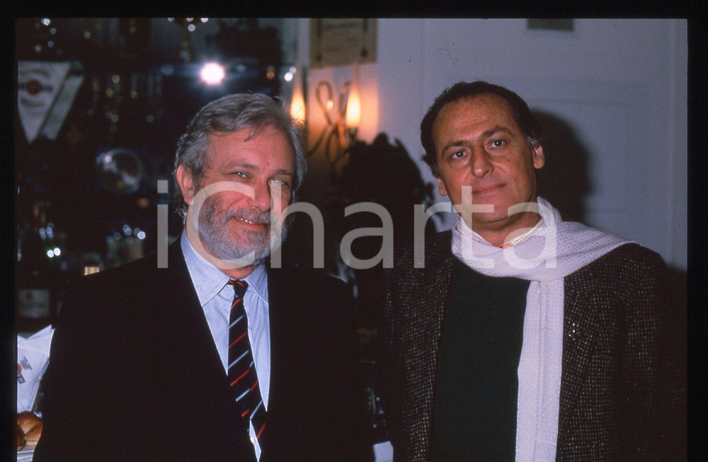 Luciano DE CRESCENZO e Renzo ARBORE - COSTUME - 1990 ca 35 mm vintage slide 2 Diapositiva d'epoca, in formato 35 mm.CONDIZIONI: GOODE' severamente vietata la riproduzione. Tutti i diritti sono riservati.ICharta mette in vendita, sul negozio eBay e in esclusiva sul sito "icharta" il proprio archivio composto da numerose diapositive e negativi fotografici d'epoca, tutti originali e autentici, che attraversano la storia del costume italiano tra gli la fine degli anni Sessanta e Novanta.Si tratta di uno sguardo inedito sull'attualità, la politica, la vita quotidiana, il gossip e la cultura, che fotografa il cambiamento della nazione in quest'ultimo scorcio del XX secolo. Un'occasione unica per il mercato del collezionismo, che vede finalmente disponibile un archivio eccezionale per vastità, tematiche e condizioni, in un settore (il negativo fotografico e la diapositiva) di assoluta novità e dalle interessanti prospettive di investimento.  GOOD/buono   originale e autentica 1