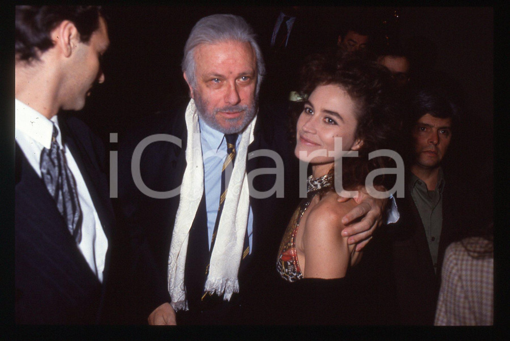 Luciano DE CRESCENZO e Lory DEL SANTO - COSTUME - 1990 ca 35 mm vintage slide 2 Diapositiva d'epoca, in formato 35 mm.CONDIZIONI: GOODE' severamente vietata la riproduzione. Tutti i diritti sono riservati.ICharta mette in vendita, sul negozio eBay e in esclusiva sul sito "icharta" il proprio archivio composto da numerose diapositive e negativi fotografici d'epoca, tutti originali e autentici, che attraversano la storia del costume italiano tra gli la fine degli anni Sessanta e Novanta.Si tratta di uno sguardo inedito sull'attualità, la politica, la vita quotidiana, il gossip e la cultura, che fotografa il cambiamento della nazione in quest'ultimo scorcio del XX secolo. Un'occasione unica per il mercato del collezionismo, che vede finalmente disponibile un archivio eccezionale per vastità, tematiche e condizioni, in un settore (il negativo fotografico e la diapositiva) di assoluta novità e dalle interessanti prospettive di investimento.  GOOD/buono   originale e autentica 1