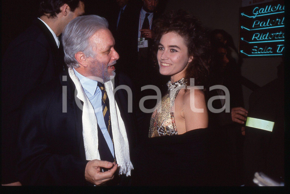 Luciano DE CRESCENZO e Lory DEL SANTO - COSTUME - 1990 ca 35 mm vintage slide 3 Diapositiva d'epoca, in formato 35 mm.CONDIZIONI: GOODE' severamente vietata la riproduzione. Tutti i diritti sono riservati.ICharta mette in vendita, sul negozio eBay e in esclusiva sul sito "icharta" il proprio archivio composto da numerose diapositive e negativi fotografici d'epoca, tutti originali e autentici, che attraversano la storia del costume italiano tra gli la fine degli anni Sessanta e Novanta.Si tratta di uno sguardo inedito sull'attualità, la politica, la vita quotidiana, il gossip e la cultura, che fotografa il cambiamento della nazione in quest'ultimo scorcio del XX secolo. Un'occasione unica per il mercato del collezionismo, che vede finalmente disponibile un archivio eccezionale per vastità, tematiche e condizioni, in un settore (il negativo fotografico e la diapositiva) di assoluta novità e dalle interessanti prospettive di investimento.  GOOD/buono   originale e autentica 1