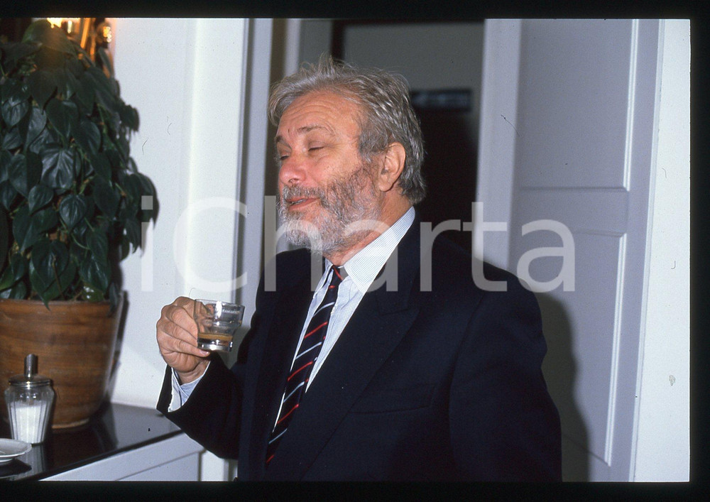 Luciano DE CRESCENZO beve un caffè - 1995 ca 35 mm vintage slide 77 Diapositiva d'epoca, in formato 35 mm.CONDIZIONI: GOODE' severamente vietata la riproduzione. Tutti i diritti sono riservati.ICharta mette in vendita, sul negozio eBay e in esclusiva sul sito "icharta" il proprio archivio composto da numerose diapositive e negativi fotografici d'epoca, tutti originali e autentici, che attraversano la storia del costume italiano tra gli la fine degli anni Sessanta e Novanta.Si tratta di uno sguardo inedito sull'attualità, la politica, la vita quotidiana, il gossip e la cultura, che fotografa il cambiamento della nazione in quest'ultimo scorcio del XX secolo. Un'occasione unica per il mercato del collezionismo, che vede finalmente disponibile un archivio eccezionale per vastità, tematiche e condizioni, in un settore (il negativo fotografico e la diapositiva) di assoluta novità e dalle interessanti prospettive di investimento.  GOOD/buono   originale e autentica 1