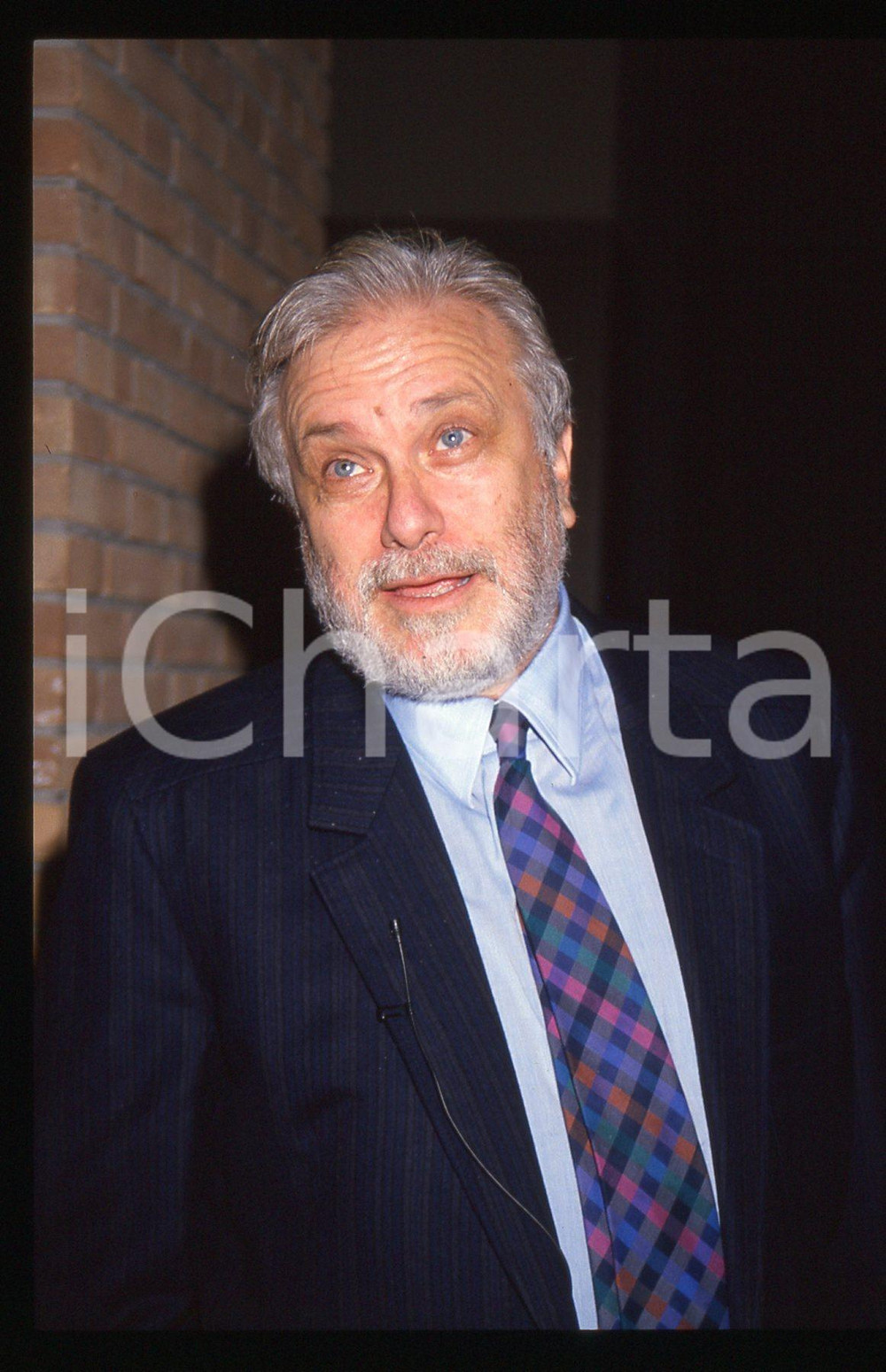 Luciano DE CRESCENZO - COSTUME - 1995 ca 35 mm vintage slide 78 Diapositiva d'epoca, in formato 35 mm.CONDIZIONI: GOODE' severamente vietata la riproduzione. Tutti i diritti sono riservati.ICharta mette in vendita, sul negozio eBay e in esclusiva sul sito "icharta" il proprio archivio composto da numerose diapositive e negativi fotografici d'epoca, tutti originali e autentici, che attraversano la storia del costume italiano tra gli la fine degli anni Sessanta e Novanta.Si tratta di uno sguardo inedito sull'attualità, la politica, la vita quotidiana, il gossip e la cultura, che fotografa il cambiamento della nazione in quest'ultimo scorcio del XX secolo. Un'occasione unica per il mercato del collezionismo, che vede finalmente disponibile un archivio eccezionale per vastità, tematiche e condizioni, in un settore (il negativo fotografico e la diapositiva) di assoluta novità e dalle interessanti prospettive di investimento.  GOOD/buono   originale e autentica 1