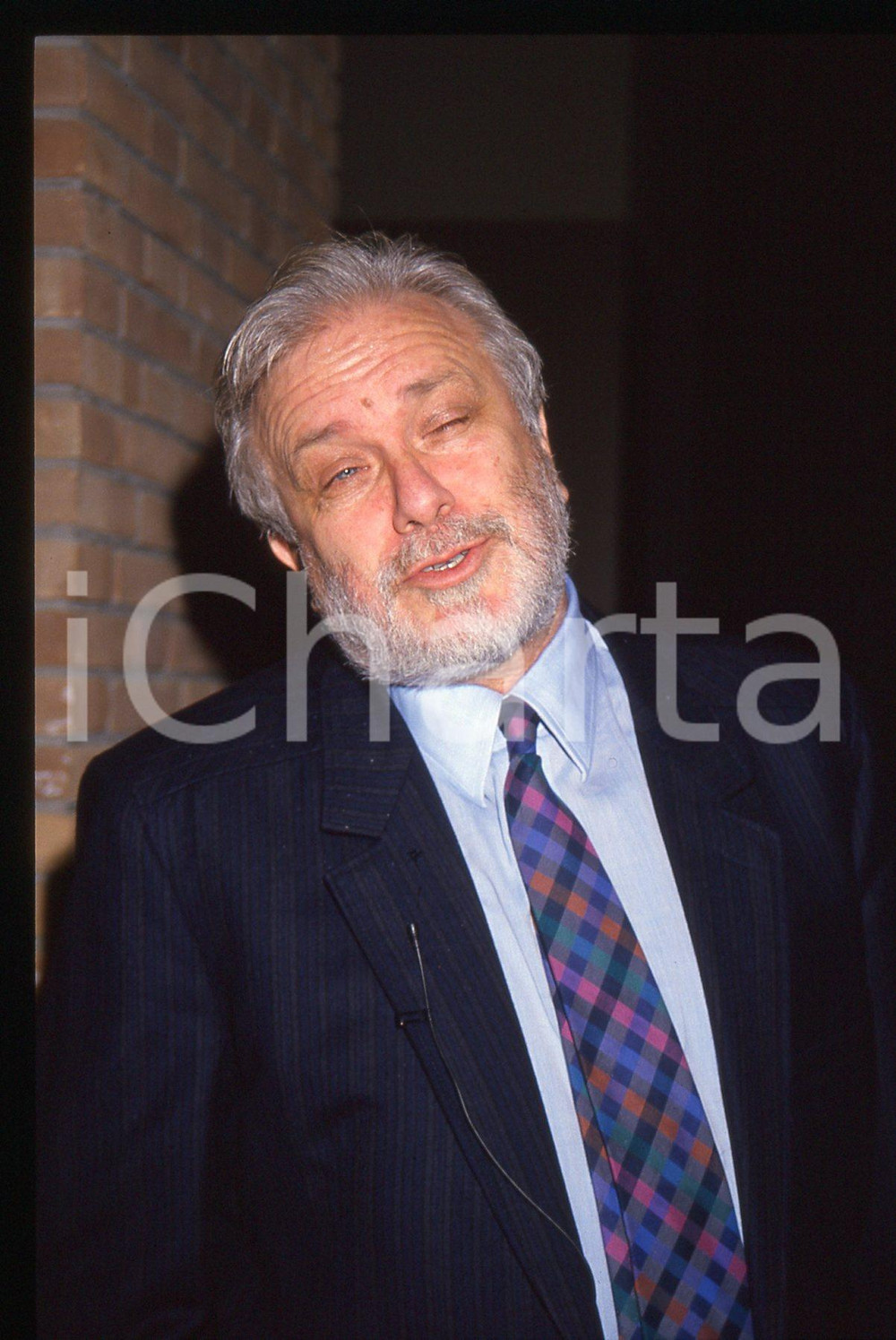 Luciano DE CRESCENZO - COSTUME - 1995 ca 35 mm vintage slide 79 Diapositiva d'epoca, in formato 35 mm.CONDIZIONI: GOODE' severamente vietata la riproduzione. Tutti i diritti sono riservati.ICharta mette in vendita, sul negozio eBay e in esclusiva sul sito "icharta" il proprio archivio composto da numerose diapositive e negativi fotografici d'epoca, tutti originali e autentici, che attraversano la storia del costume italiano tra gli la fine degli anni Sessanta e Novanta.Si tratta di uno sguardo inedito sull'attualità, la politica, la vita quotidiana, il gossip e la cultura, che fotografa il cambiamento della nazione in quest'ultimo scorcio del XX secolo. Un'occasione unica per il mercato del collezionismo, che vede finalmente disponibile un archivio eccezionale per vastità, tematiche e condizioni, in un settore (il negativo fotografico e la diapositiva) di assoluta novità e dalle interessanti prospettive di investimento.  GOOD/buono   originale e autentica 1