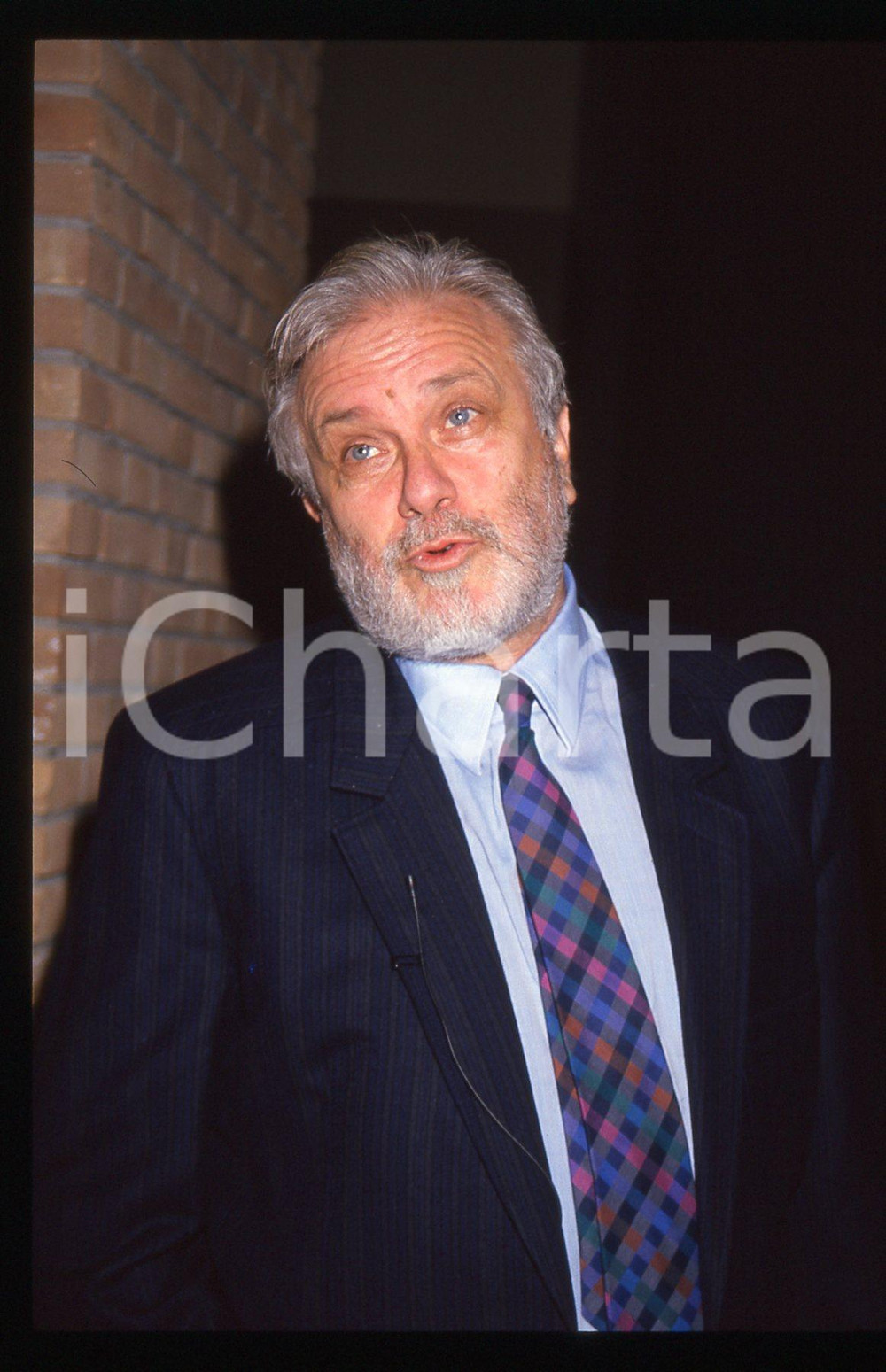 Luciano DE CRESCENZO - COSTUME - 1995 ca 35 mm vintage slide 80 Diapositiva d'epoca, in formato 35 mm.CONDIZIONI: GOODE' severamente vietata la riproduzione. Tutti i diritti sono riservati.ICharta mette in vendita, sul negozio eBay e in esclusiva sul sito "icharta" il proprio archivio composto da numerose diapositive e negativi fotografici d'epoca, tutti originali e autentici, che attraversano la storia del costume italiano tra gli la fine degli anni Sessanta e Novanta.Si tratta di uno sguardo inedito sull'attualità, la politica, la vita quotidiana, il gossip e la cultura, che fotografa il cambiamento della nazione in quest'ultimo scorcio del XX secolo. Un'occasione unica per il mercato del collezionismo, che vede finalmente disponibile un archivio eccezionale per vastità, tematiche e condizioni, in un settore (il negativo fotografico e la diapositiva) di assoluta novità e dalle interessanti prospettive di investimento.  GOOD/buono   originale e autentica 1