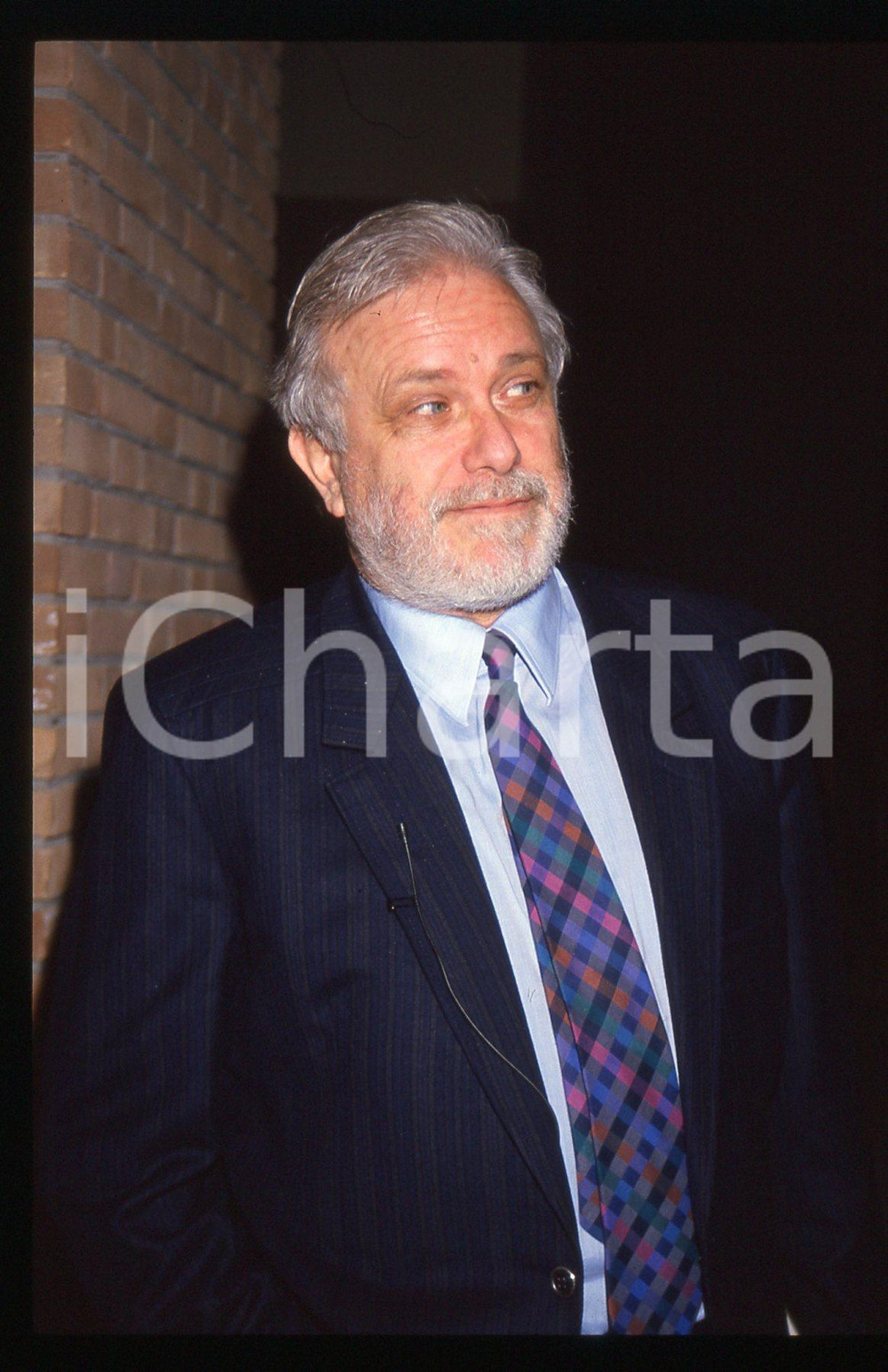 Luciano DE CRESCENZO - COSTUME - 1995 ca 35 mm vintage slide 81 Diapositiva d'epoca, in formato 35 mm.CONDIZIONI: GOODE' severamente vietata la riproduzione. Tutti i diritti sono riservati.ICharta mette in vendita, sul negozio eBay e in esclusiva sul sito "icharta" il proprio archivio composto da numerose diapositive e negativi fotografici d'epoca, tutti originali e autentici, che attraversano la storia del costume italiano tra gli la fine degli anni Sessanta e Novanta.Si tratta di uno sguardo inedito sull'attualità, la politica, la vita quotidiana, il gossip e la cultura, che fotografa il cambiamento della nazione in quest'ultimo scorcio del XX secolo. Un'occasione unica per il mercato del collezionismo, che vede finalmente disponibile un archivio eccezionale per vastità, tematiche e condizioni, in un settore (il negativo fotografico e la diapositiva) di assoluta novità e dalle interessanti prospettive di investimento.  GOOD/buono   originale e autentica 1