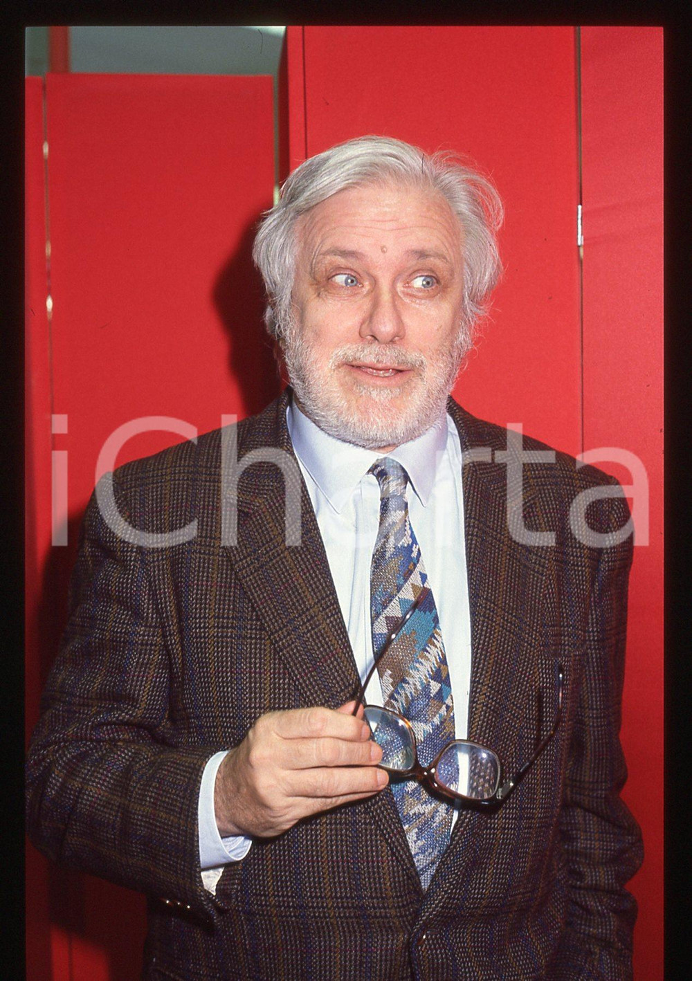 Luciano DE CRESCENZO - COSTUME - 1995 ca 35 mm vintage slide 82 Diapositiva d'epoca, in formato 35 mm.CONDIZIONI: GOODE' severamente vietata la riproduzione. Tutti i diritti sono riservati.ICharta mette in vendita, sul negozio eBay e in esclusiva sul sito "icharta" il proprio archivio composto da numerose diapositive e negativi fotografici d'epoca, tutti originali e autentici, che attraversano la storia del costume italiano tra gli la fine degli anni Sessanta e Novanta.Si tratta di uno sguardo inedito sull'attualità, la politica, la vita quotidiana, il gossip e la cultura, che fotografa il cambiamento della nazione in quest'ultimo scorcio del XX secolo. Un'occasione unica per il mercato del collezionismo, che vede finalmente disponibile un archivio eccezionale per vastità, tematiche e condizioni, in un settore (il negativo fotografico e la diapositiva) di assoluta novità e dalle interessanti prospettive di investimento.  GOOD/buono   originale e autentica 1