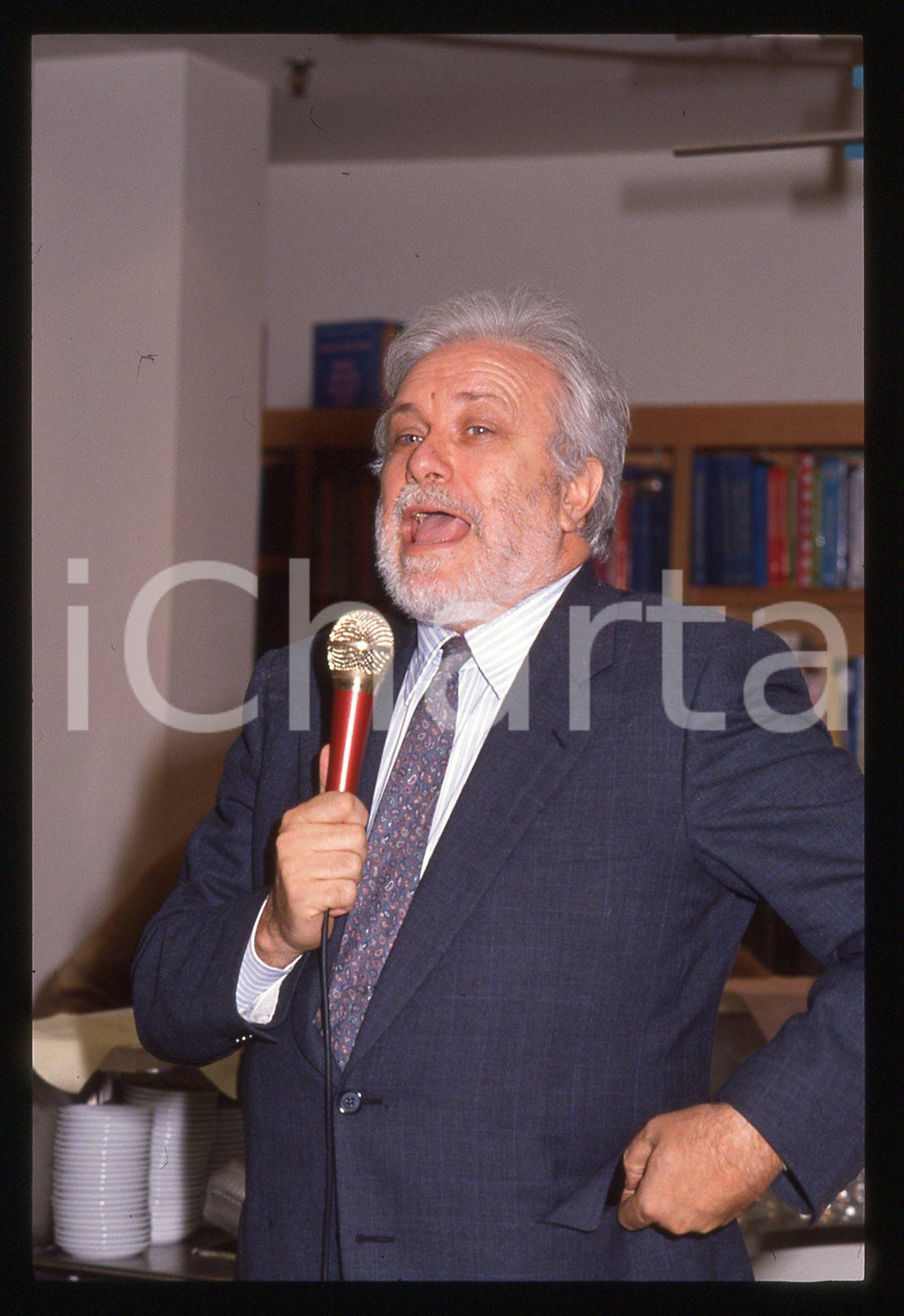 Luciano DE CRESCENZO - COSTUME - 1995 ca 35 mm vintage slide 83 Diapositiva d'epoca, in formato 35 mm.CONDIZIONI: GOODE' severamente vietata la riproduzione. Tutti i diritti sono riservati.ICharta mette in vendita, sul negozio eBay e in esclusiva sul sito "icharta" il proprio archivio composto da numerose diapositive e negativi fotografici d'epoca, tutti originali e autentici, che attraversano la storia del costume italiano tra gli la fine degli anni Sessanta e Novanta.Si tratta di uno sguardo inedito sull'attualità, la politica, la vita quotidiana, il gossip e la cultura, che fotografa il cambiamento della nazione in quest'ultimo scorcio del XX secolo. Un'occasione unica per il mercato del collezionismo, che vede finalmente disponibile un archivio eccezionale per vastità, tematiche e condizioni, in un settore (il negativo fotografico e la diapositiva) di assoluta novità e dalle interessanti prospettive di investimento.  GOOD/buono   originale e autentica 1