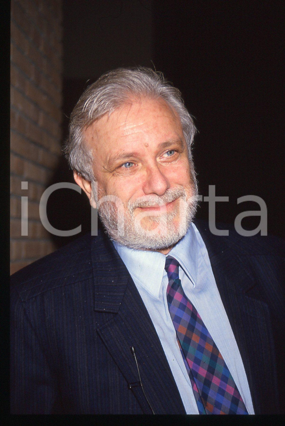 Luciano DE CRESCENZO - COSTUME - 1995 ca 35 mm vintage slide 84 Diapositiva d'epoca, in formato 35 mm.CONDIZIONI: GOODE' severamente vietata la riproduzione. Tutti i diritti sono riservati.ICharta mette in vendita, sul negozio eBay e in esclusiva sul sito "icharta" il proprio archivio composto da numerose diapositive e negativi fotografici d'epoca, tutti originali e autentici, che attraversano la storia del costume italiano tra gli la fine degli anni Sessanta e Novanta.Si tratta di uno sguardo inedito sull'attualità, la politica, la vita quotidiana, il gossip e la cultura, che fotografa il cambiamento della nazione in quest'ultimo scorcio del XX secolo. Un'occasione unica per il mercato del collezionismo, che vede finalmente disponibile un archivio eccezionale per vastità, tematiche e condizioni, in un settore (il negativo fotografico e la diapositiva) di assoluta novità e dalle interessanti prospettive di investimento.  GOOD/buono   originale e autentica 1