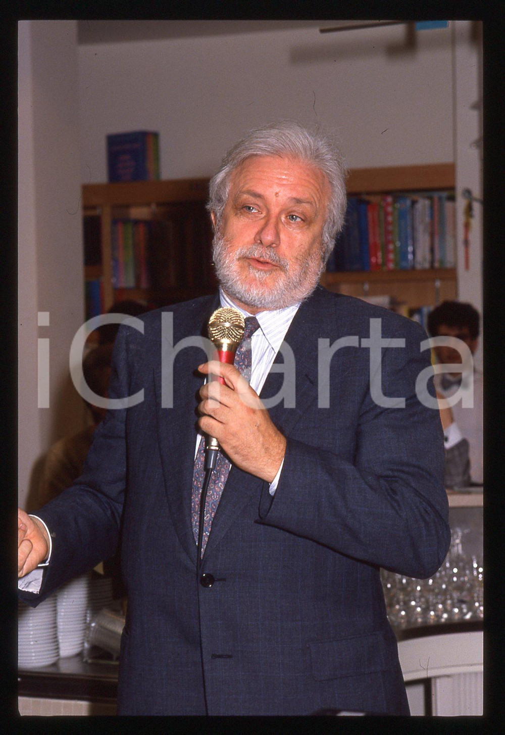 Luciano DE CRESCENZO - COSTUME - 1995 ca 35 mm vintage slide 85 Diapositiva d'epoca, in formato 35 mm.CONDIZIONI: GOODE' severamente vietata la riproduzione. Tutti i diritti sono riservati.ICharta mette in vendita, sul negozio eBay e in esclusiva sul sito "icharta" il proprio archivio composto da numerose diapositive e negativi fotografici d'epoca, tutti originali e autentici, che attraversano la storia del costume italiano tra gli la fine degli anni Sessanta e Novanta.Si tratta di uno sguardo inedito sull'attualità, la politica, la vita quotidiana, il gossip e la cultura, che fotografa il cambiamento della nazione in quest'ultimo scorcio del XX secolo. Un'occasione unica per il mercato del collezionismo, che vede finalmente disponibile un archivio eccezionale per vastità, tematiche e condizioni, in un settore (il negativo fotografico e la diapositiva) di assoluta novità e dalle interessanti prospettive di investimento.  GOOD/buono   originale e autentica 1