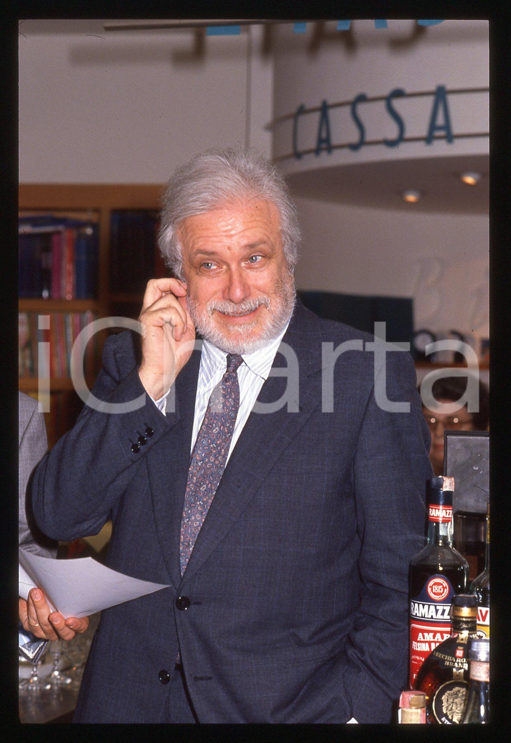 Luciano DE CRESCENZO - COSTUME - 1995 ca 35 mm vintage slide 86 Diapositiva d'epoca, in formato 35 mm.CONDIZIONI: GOODE' severamente vietata la riproduzione. Tutti i diritti sono riservati.ICharta mette in vendita, sul negozio eBay e in esclusiva sul sito "icharta" il proprio archivio composto da numerose diapositive e negativi fotografici d'epoca, tutti originali e autentici, che attraversano la storia del costume italiano tra gli la fine degli anni Sessanta e Novanta.Si tratta di uno sguardo inedito sull'attualità, la politica, la vita quotidiana, il gossip e la cultura, che fotografa il cambiamento della nazione in quest'ultimo scorcio del XX secolo. Un'occasione unica per il mercato del collezionismo, che vede finalmente disponibile un archivio eccezionale per vastità, tematiche e condizioni, in un settore (il negativo fotografico e la diapositiva) di assoluta novità e dalle interessanti prospettive di investimento.  GOOD/buono   originale e autentica 1