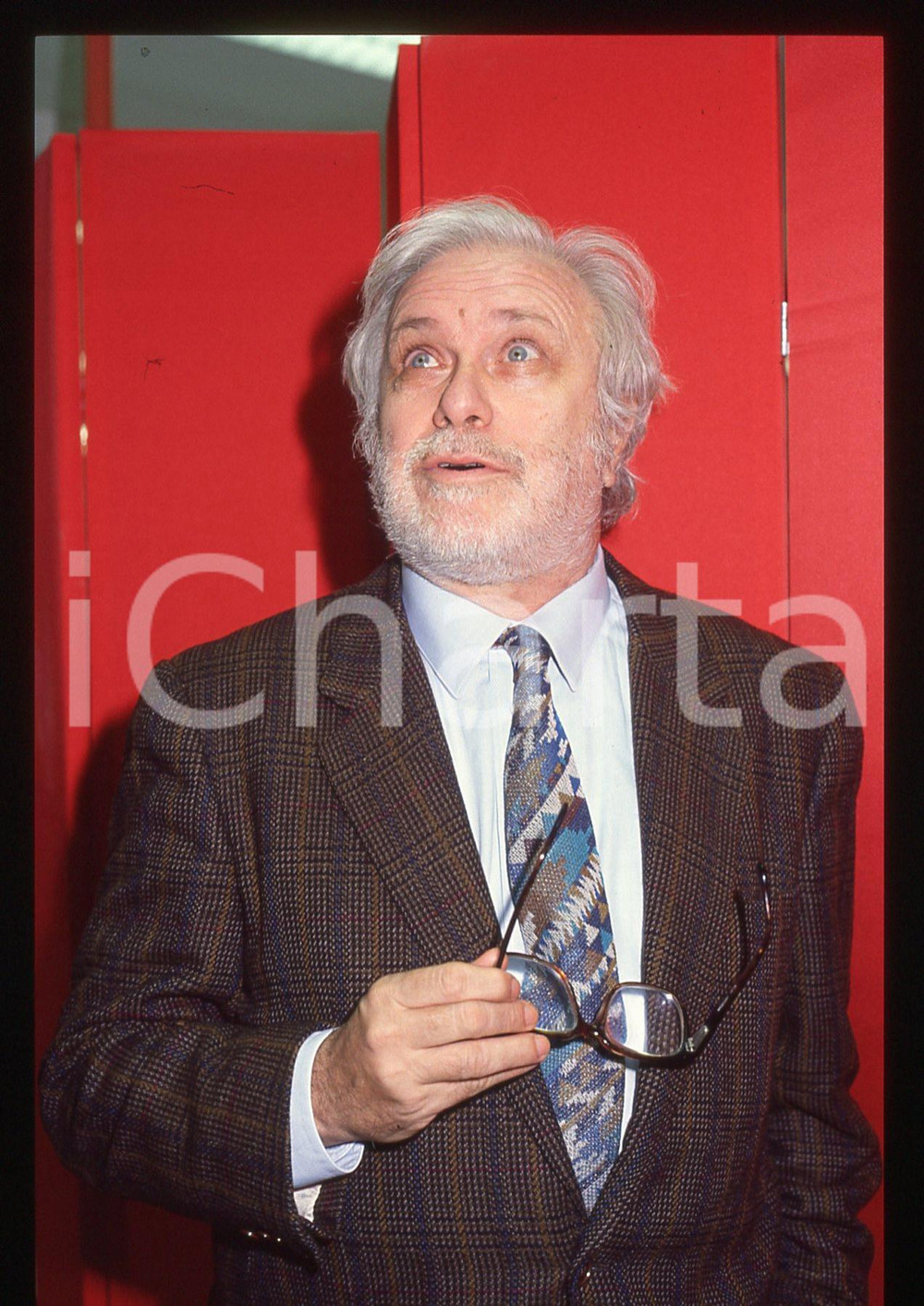 Luciano DE CRESCENZO - COSTUME - 1995 ca 35 mm vintage slide 87 Diapositiva d'epoca, in formato 35 mm.CONDIZIONI: GOODE' severamente vietata la riproduzione. Tutti i diritti sono riservati.ICharta mette in vendita, sul negozio eBay e in esclusiva sul sito "icharta" il proprio archivio composto da numerose diapositive e negativi fotografici d'epoca, tutti originali e autentici, che attraversano la storia del costume italiano tra gli la fine degli anni Sessanta e Novanta.Si tratta di uno sguardo inedito sull'attualità, la politica, la vita quotidiana, il gossip e la cultura, che fotografa il cambiamento della nazione in quest'ultimo scorcio del XX secolo. Un'occasione unica per il mercato del collezionismo, che vede finalmente disponibile un archivio eccezionale per vastità, tematiche e condizioni, in un settore (il negativo fotografico e la diapositiva) di assoluta novità e dalle interessanti prospettive di investimento.  GOOD/buono   originale e autentica 1