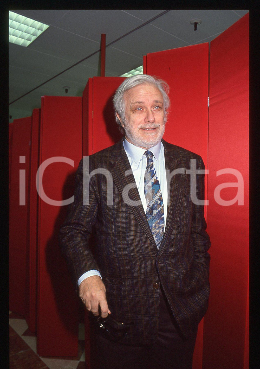 Luciano DE CRESCENZO - COSTUME - 1995 ca 35 mm vintage slide 88 Diapositiva d'epoca, in formato 35 mm.CONDIZIONI: GOODE' severamente vietata la riproduzione. Tutti i diritti sono riservati.ICharta mette in vendita, sul negozio eBay e in esclusiva sul sito "icharta" il proprio archivio composto da numerose diapositive e negativi fotografici d'epoca, tutti originali e autentici, che attraversano la storia del costume italiano tra gli la fine degli anni Sessanta e Novanta.Si tratta di uno sguardo inedito sull'attualità, la politica, la vita quotidiana, il gossip e la cultura, che fotografa il cambiamento della nazione in quest'ultimo scorcio del XX secolo. Un'occasione unica per il mercato del collezionismo, che vede finalmente disponibile un archivio eccezionale per vastità, tematiche e condizioni, in un settore (il negativo fotografico e la diapositiva) di assoluta novità e dalle interessanti prospettive di investimento.  GOOD/buono   originale e autentica 1