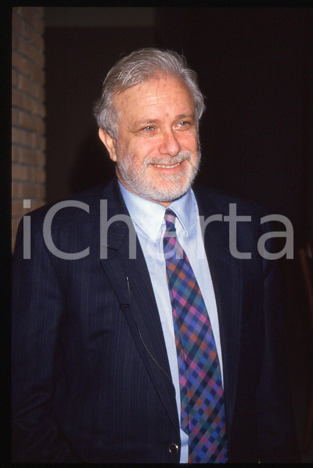Luciano DE CRESCENZO - COSTUME - 1995 ca 35 mm vintage slide 89 Diapositiva d'epoca, in formato 35 mm.CONDIZIONI: GOODE' severamente vietata la riproduzione. Tutti i diritti sono riservati.ICharta mette in vendita, sul negozio eBay e in esclusiva sul sito "icharta" il proprio archivio composto da numerose diapositive e negativi fotografici d'epoca, tutti originali e autentici, che attraversano la storia del costume italiano tra gli la fine degli anni Sessanta e Novanta.Si tratta di uno sguardo inedito sull'attualità, la politica, la vita quotidiana, il gossip e la cultura, che fotografa il cambiamento della nazione in quest'ultimo scorcio del XX secolo. Un'occasione unica per il mercato del collezionismo, che vede finalmente disponibile un archivio eccezionale per vastità, tematiche e condizioni, in un settore (il negativo fotografico e la diapositiva) di assoluta novità e dalle interessanti prospettive di investimento.  GOOD/buono   originale e autentica 1