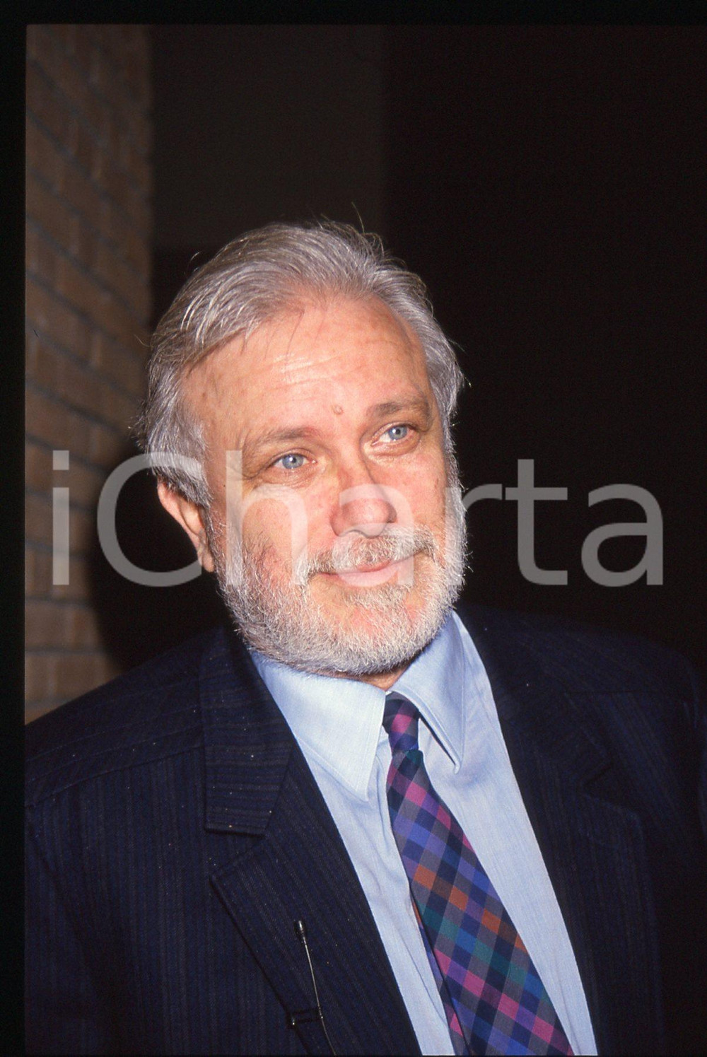 Luciano DE CRESCENZO - COSTUME - 1995 ca 35 mm vintage slide 90 Diapositiva d'epoca, in formato 35 mm.CONDIZIONI: GOODE' severamente vietata la riproduzione. Tutti i diritti sono riservati.ICharta mette in vendita, sul negozio eBay e in esclusiva sul sito "icharta" il proprio archivio composto da numerose diapositive e negativi fotografici d'epoca, tutti originali e autentici, che attraversano la storia del costume italiano tra gli la fine degli anni Sessanta e Novanta.Si tratta di uno sguardo inedito sull'attualità, la politica, la vita quotidiana, il gossip e la cultura, che fotografa il cambiamento della nazione in quest'ultimo scorcio del XX secolo. Un'occasione unica per il mercato del collezionismo, che vede finalmente disponibile un archivio eccezionale per vastità, tematiche e condizioni, in un settore (il negativo fotografico e la diapositiva) di assoluta novità e dalle interessanti prospettive di investimento.  GOOD/buono   originale e autentica 1