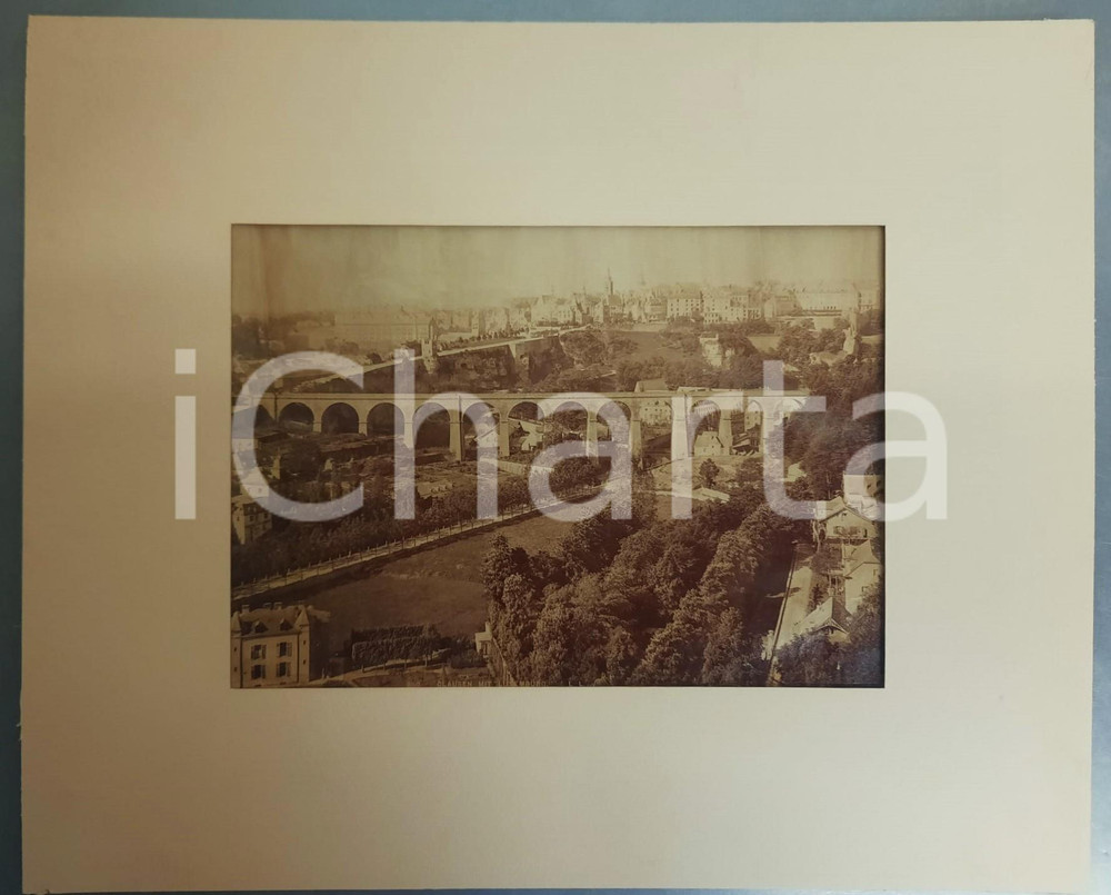 1890 ca LUSSEMBURGO - Veduta con il viadotto ferroviario - Foto 42x34 cm  Fotografia originale d'epoca, su carta sottile, montata su passepartout rigido.  POOR/danneggiato gualciture e piccolo strappo centrale Formato: 42x34 cm originale e autentica 1