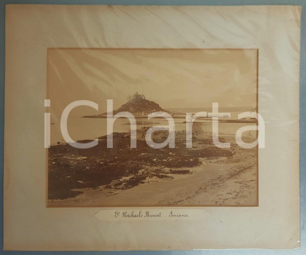 1890 ca ENGLAND - ST. MICHAEL'S Mount of PENZANCE - Albumen photo  Fotografia originale d'epoca, montata su passepartout in cartoncino.  POOR/danneggiato buone condizioni della fotografia, ma piegatura angolare al passepartout Formato: 40x33 cm; 32x25 cm (foto) originale e autentica 1