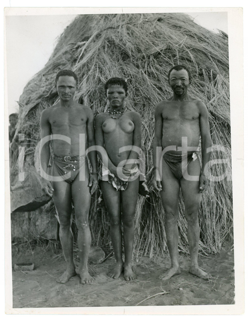 1960 ca SOUTH AFRICA - KALAHARI Bushmen in their village - Photo 17x22 cm  Fotografia originale d'epoca, con didascalia al verso.CONDIZIONI: FAIR (piccoli fori di affissione e minime piegature angolari)FORMATO: 17x22 cm    originale e autentica 1