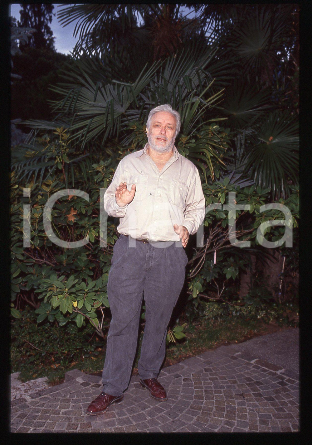 Luciano DE CRESCENZO - FESTIVAL CINEMA VENEZIA - 1990 ca 35 mm vintage slide 54 Diapositiva d'epoca, in formato 35 mm.CONDIZIONI: GOODE' severamente vietata la riproduzione. Tutti i diritti sono riservati.ICharta mette in vendita, sul negozio eBay e in esclusiva sul sito "icharta" il proprio archivio composto da numerose diapositive e negativi fotografici d'epoca, tutti originali e autentici, che attraversano la storia del costume italiano tra gli la fine degli anni Sessanta e Novanta.Si tratta di uno sguardo inedito sull'attualità, la politica, la vita quotidiana, il gossip e la cultura, che fotografa il cambiamento della nazione in quest'ultimo scorcio del XX secolo. Un'occasione unica per il mercato del collezionismo, che vede finalmente disponibile un archivio eccezionale per vastità, tematiche e condizioni, in un settore (il negativo fotografico e la diapositiva) di assoluta novità e dalle interessanti prospettive di investimento.  GOOD/buono   originale e autentica 1