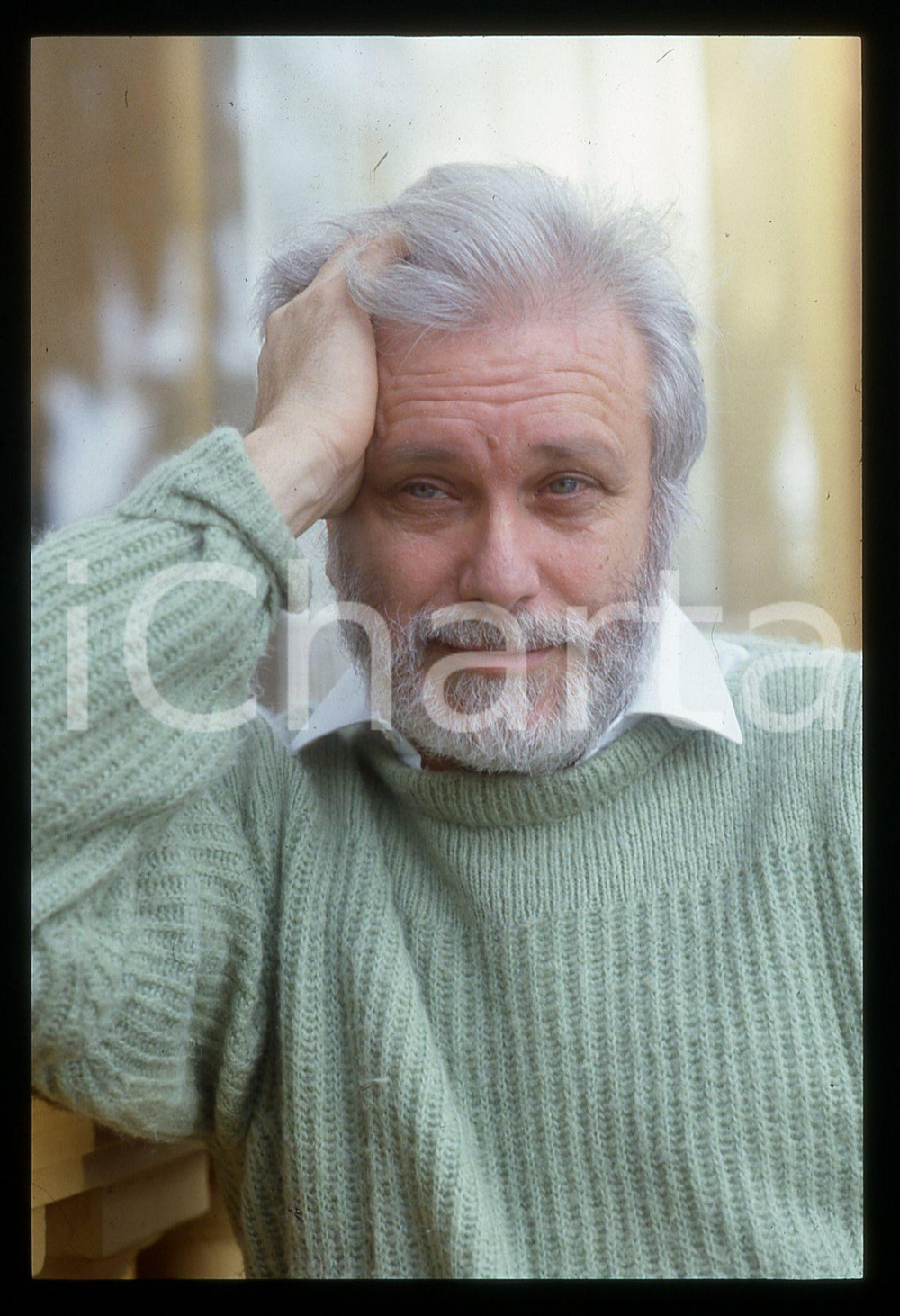 Luciano DE CRESCENZO - FESTIVAL CINEMA VENEZIA - 1990 ca 35 mm vintage slide 55 Diapositiva d'epoca, in formato 35 mm.CONDIZIONI: GOODE' severamente vietata la riproduzione. Tutti i diritti sono riservati.ICharta mette in vendita, sul negozio eBay e in esclusiva sul sito "icharta" il proprio archivio composto da numerose diapositive e negativi fotografici d'epoca, tutti originali e autentici, che attraversano la storia del costume italiano tra gli la fine degli anni Sessanta e Novanta.Si tratta di uno sguardo inedito sull'attualità, la politica, la vita quotidiana, il gossip e la cultura, che fotografa il cambiamento della nazione in quest'ultimo scorcio del XX secolo. Un'occasione unica per il mercato del collezionismo, che vede finalmente disponibile un archivio eccezionale per vastità, tematiche e condizioni, in un settore (il negativo fotografico e la diapositiva) di assoluta novità e dalle interessanti prospettive di investimento.  GOOD/buono   originale e autentica 1