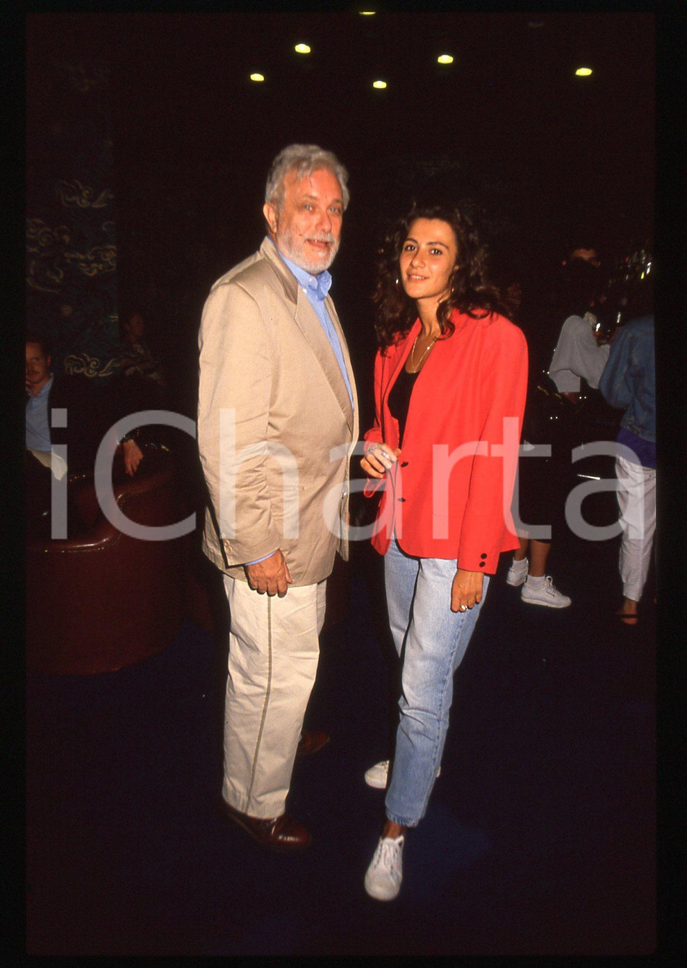 Luciano DE CRESCENZO - FESTIVAL CINEMA VENEZIA - 1990 ca 35 mm vintage slide 57 Diapositiva d'epoca, in formato 35 mm.CONDIZIONI: GOODE' severamente vietata la riproduzione. Tutti i diritti sono riservati.ICharta mette in vendita, sul negozio eBay e in esclusiva sul sito "icharta" il proprio archivio composto da numerose diapositive e negativi fotografici d'epoca, tutti originali e autentici, che attraversano la storia del costume italiano tra gli la fine degli anni Sessanta e Novanta.Si tratta di uno sguardo inedito sull'attualità, la politica, la vita quotidiana, il gossip e la cultura, che fotografa il cambiamento della nazione in quest'ultimo scorcio del XX secolo. Un'occasione unica per il mercato del collezionismo, che vede finalmente disponibile un archivio eccezionale per vastità, tematiche e condizioni, in un settore (il negativo fotografico e la diapositiva) di assoluta novità e dalle interessanti prospettive di investimento.  GOOD/buono   originale e autentica 1