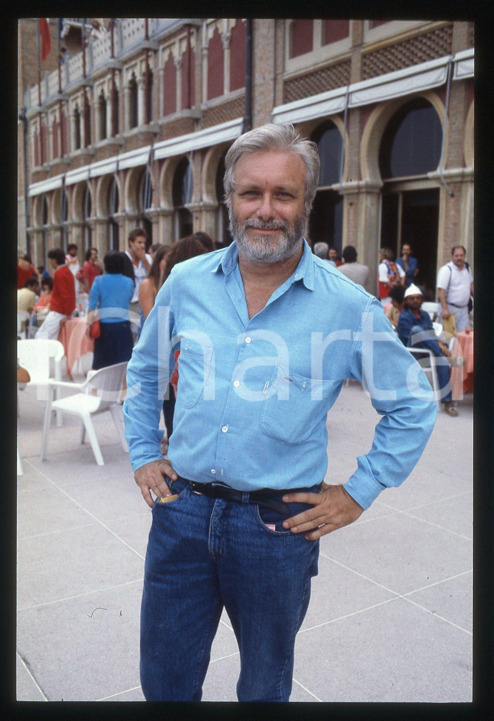 Luciano DE CRESCENZO - FESTIVAL CINEMA VENEZIA - 1990 ca 35 mm vintage slide 60 Diapositiva d'epoca, in formato 35 mm.CONDIZIONI: GOODE' severamente vietata la riproduzione. Tutti i diritti sono riservati.ICharta mette in vendita, sul negozio eBay e in esclusiva sul sito "icharta" il proprio archivio composto da numerose diapositive e negativi fotografici d'epoca, tutti originali e autentici, che attraversano la storia del costume italiano tra gli la fine degli anni Sessanta e Novanta.Si tratta di uno sguardo inedito sull'attualità, la politica, la vita quotidiana, il gossip e la cultura, che fotografa il cambiamento della nazione in quest'ultimo scorcio del XX secolo. Un'occasione unica per il mercato del collezionismo, che vede finalmente disponibile un archivio eccezionale per vastità, tematiche e condizioni, in un settore (il negativo fotografico e la diapositiva) di assoluta novità e dalle interessanti prospettive di investimento.  GOOD/buono   originale e autentica 1