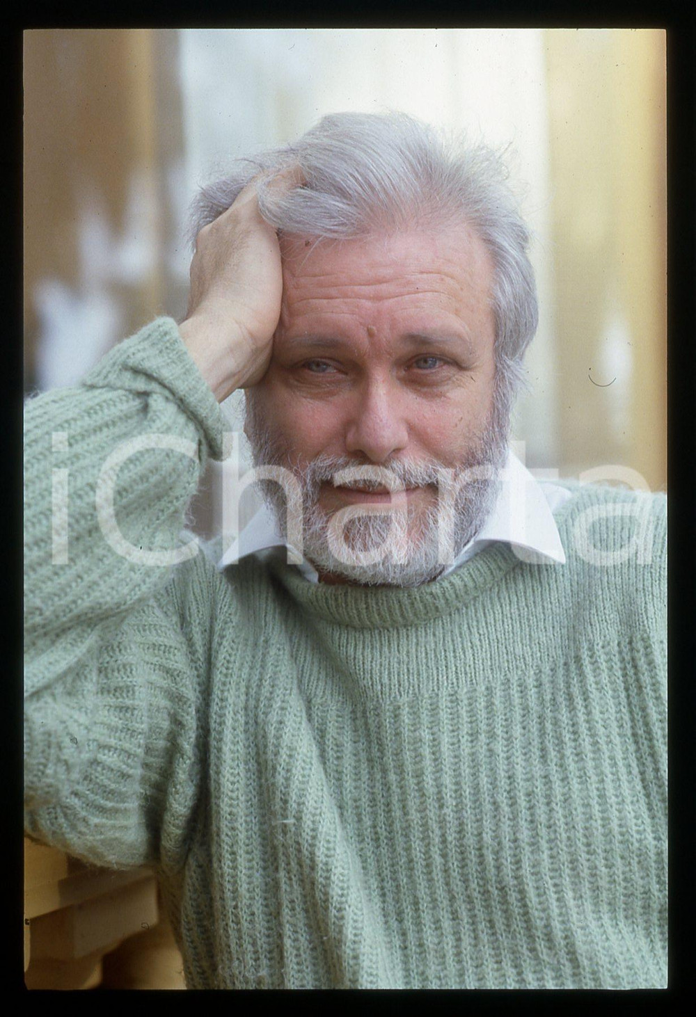 Luciano DE CRESCENZO - FESTIVAL CINEMA VENEZIA - 1990 ca 35 mm vintage slide 61 Diapositiva d'epoca, in formato 35 mm.CONDIZIONI: GOODE' severamente vietata la riproduzione. Tutti i diritti sono riservati.ICharta mette in vendita, sul negozio eBay e in esclusiva sul sito "icharta" il proprio archivio composto da numerose diapositive e negativi fotografici d'epoca, tutti originali e autentici, che attraversano la storia del costume italiano tra gli la fine degli anni Sessanta e Novanta.Si tratta di uno sguardo inedito sull'attualità, la politica, la vita quotidiana, il gossip e la cultura, che fotografa il cambiamento della nazione in quest'ultimo scorcio del XX secolo. Un'occasione unica per il mercato del collezionismo, che vede finalmente disponibile un archivio eccezionale per vastità, tematiche e condizioni, in un settore (il negativo fotografico e la diapositiva) di assoluta novità e dalle interessanti prospettive di investimento.  GOOD/buono   originale e autentica 1