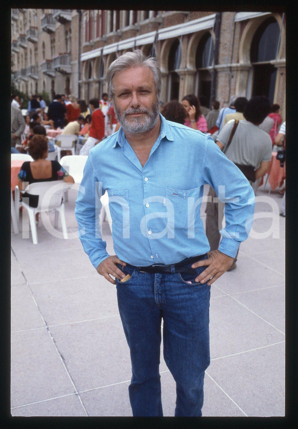 Luciano DE CRESCENZO - FESTIVAL CINEMA VENEZIA - 1990 ca 35 mm vintage slide 62 Diapositiva d'epoca, in formato 35 mm.CONDIZIONI: GOODE' severamente vietata la riproduzione. Tutti i diritti sono riservati.ICharta mette in vendita, sul negozio eBay e in esclusiva sul sito "icharta" il proprio archivio composto da numerose diapositive e negativi fotografici d'epoca, tutti originali e autentici, che attraversano la storia del costume italiano tra gli la fine degli anni Sessanta e Novanta.Si tratta di uno sguardo inedito sull'attualità, la politica, la vita quotidiana, il gossip e la cultura, che fotografa il cambiamento della nazione in quest'ultimo scorcio del XX secolo. Un'occasione unica per il mercato del collezionismo, che vede finalmente disponibile un archivio eccezionale per vastità, tematiche e condizioni, in un settore (il negativo fotografico e la diapositiva) di assoluta novità e dalle interessanti prospettive di investimento.  GOOD/buono   originale e autentica 1