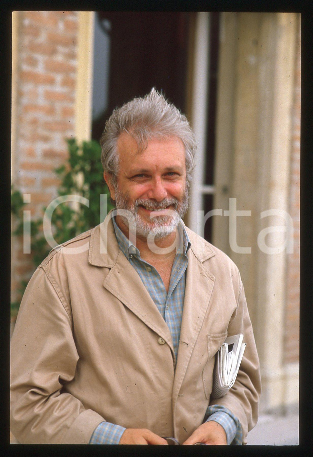 Luciano DE CRESCENZO - FESTIVAL CINEMA VENEZIA - 1990 ca 35 mm vintage slide 63 Diapositiva d'epoca, in formato 35 mm.CONDIZIONI: GOODE' severamente vietata la riproduzione. Tutti i diritti sono riservati.ICharta mette in vendita, sul negozio eBay e in esclusiva sul sito "icharta" il proprio archivio composto da numerose diapositive e negativi fotografici d'epoca, tutti originali e autentici, che attraversano la storia del costume italiano tra gli la fine degli anni Sessanta e Novanta.Si tratta di uno sguardo inedito sull'attualità, la politica, la vita quotidiana, il gossip e la cultura, che fotografa il cambiamento della nazione in quest'ultimo scorcio del XX secolo. Un'occasione unica per il mercato del collezionismo, che vede finalmente disponibile un archivio eccezionale per vastità, tematiche e condizioni, in un settore (il negativo fotografico e la diapositiva) di assoluta novità e dalle interessanti prospettive di investimento.  GOOD/buono   originale e autentica 1