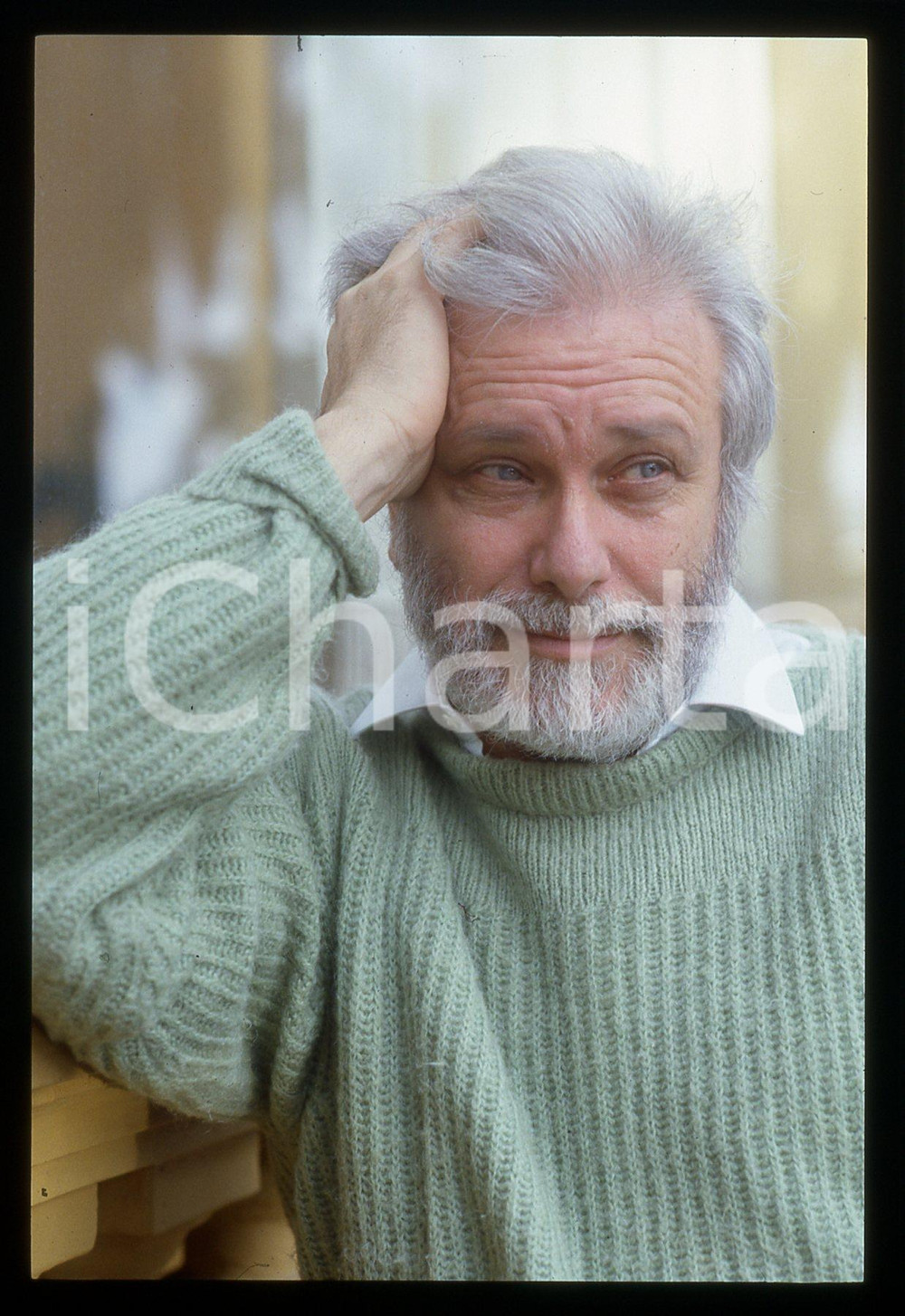 Luciano DE CRESCENZO - FESTIVAL CINEMA VENEZIA - 1990 ca 35 mm vintage slide 65 Diapositiva d'epoca, in formato 35 mm.CONDIZIONI: GOODE' severamente vietata la riproduzione. Tutti i diritti sono riservati.ICharta mette in vendita, sul negozio eBay e in esclusiva sul sito "icharta" il proprio archivio composto da numerose diapositive e negativi fotografici d'epoca, tutti originali e autentici, che attraversano la storia del costume italiano tra gli la fine degli anni Sessanta e Novanta.Si tratta di uno sguardo inedito sull'attualità, la politica, la vita quotidiana, il gossip e la cultura, che fotografa il cambiamento della nazione in quest'ultimo scorcio del XX secolo. Un'occasione unica per il mercato del collezionismo, che vede finalmente disponibile un archivio eccezionale per vastità, tematiche e condizioni, in un settore (il negativo fotografico e la diapositiva) di assoluta novità e dalle interessanti prospettive di investimento.  GOOD/buono   originale e autentica 1