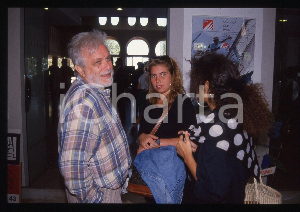 Luciano DE CRESCENZO - COSTUME - 1995 ca 35 mm vintage slide 92 Diapositiva d'epoca, in formato 35 mm.CONDIZIONI: GOODE' severamente vietata la riproduzione. Tutti i diritti sono riservati. ICharta mette in vendita, sul negozio eBay e in esclusiva sul sito "icharta" il proprio archivio composto da numerose diapositive e negativi fotografici d'epoca, tutti originali e autentici, che attraversano la storia del costume italiano tra gli la fine degli anni Sessanta e Novanta.Si tratta di uno sguardo inedito sull'attualità, la politica, la vita quotidiana, il gossip e la cultura, che fotografa il cambiamento della nazione in quest'ultimo scorcio del XX secolo. Un'occasione unica per il mercato del collezionismo, che vede finalmente disponibile un archivio eccezionale per vastità, tematiche e condizioni, in un settore (il negativo fotografico e la diapositiva) di assoluta novità e dalle interessanti prospettive di investimento.  GOOD/buono   originale e autentica 1