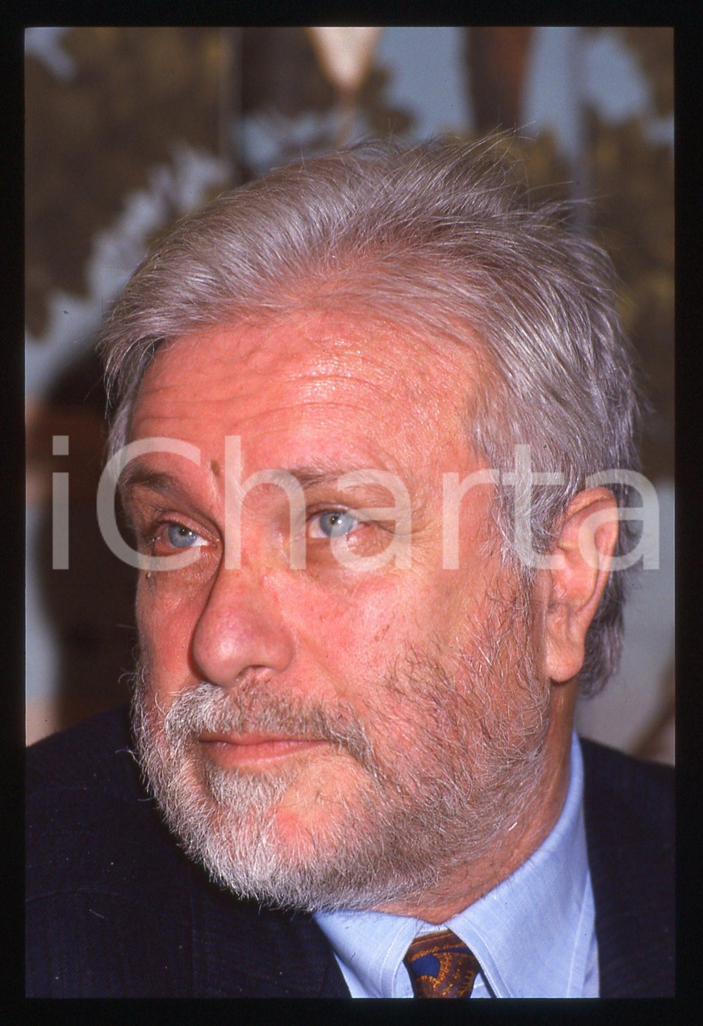 Luciano DE CRESCENZO - COSTUME - 1995 ca 35 mm vintage slide 94 Diapositiva d'epoca, in formato 35 mm.CONDIZIONI: GOODE' severamente vietata la riproduzione. Tutti i diritti sono riservati.ICharta mette in vendita, sul negozio eBay e in esclusiva sul sito "icharta" il proprio archivio composto da numerose diapositive e negativi fotografici d'epoca, tutti originali e autentici, che attraversano la storia del costume italiano tra gli la fine degli anni Sessanta e Novanta.Si tratta di uno sguardo inedito sull'attualità, la politica, la vita quotidiana, il gossip e la cultura, che fotografa il cambiamento della nazione in quest'ultimo scorcio del XX secolo. Un'occasione unica per il mercato del collezionismo, che vede finalmente disponibile un archivio eccezionale per vastità, tematiche e condizioni, in un settore (il negativo fotografico e la diapositiva) di assoluta novità e dalle interessanti prospettive di investimento.  GOOD/buono   originale e autentica 1